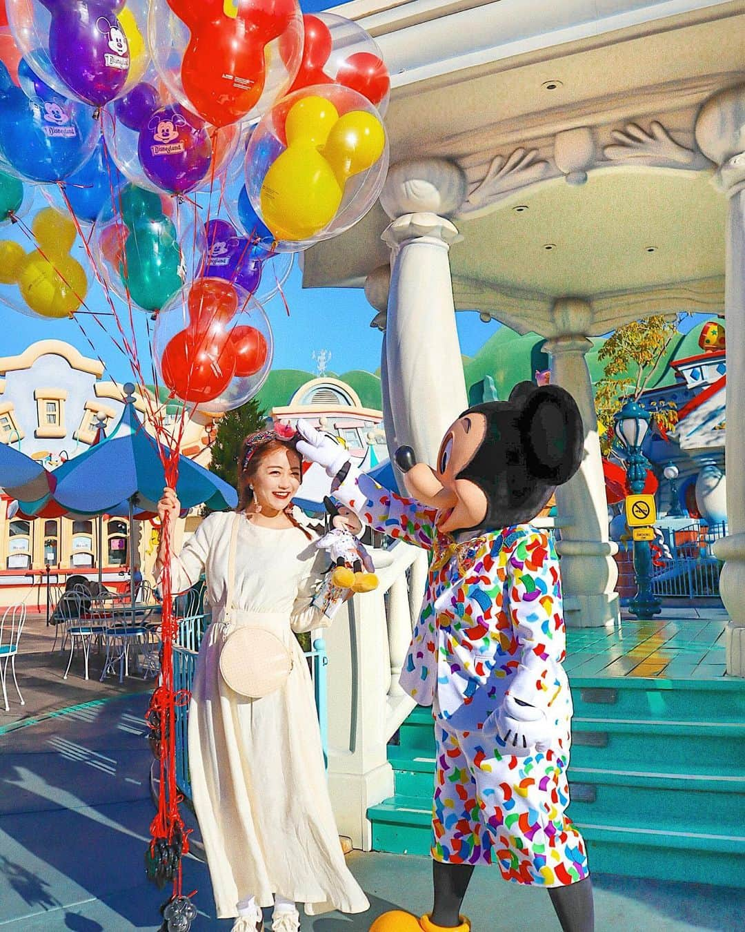 中島絢乃さんのインスタグラム写真 - (中島絢乃Instagram)「🎈🌈☁️﻿ ﻿ ﻿ ミッキーからの頭ポンポン✋🐭﻿ ﻿ ではなく、﻿ カップケーキカチューシャをポンポン﻿ でした🤣❤️🧁﻿ ﻿ ﻿ ﻿ ﻿ ﻿ またこんな晴れた日に﻿ カリフォルニアディズニーを﻿ 歩き周りたいなーーーっ😌✈️💕﻿ ディズニーが恋しい日々😌☁  それにしても 90周年の衣装が可愛い🥺💕💕﻿ 𓂃 𓈒𓏸 ‎𓂃 𓈒𓏸 ‎𓂃 𓈒𓏸 ‎𓂃 𓈒𓏸 ‎𓂃 𓈒﻿ #disneysisters_jp#中島絢乃的カリフォルニア🌴🎡」2月22日 15時53分 - nakajima_ayano