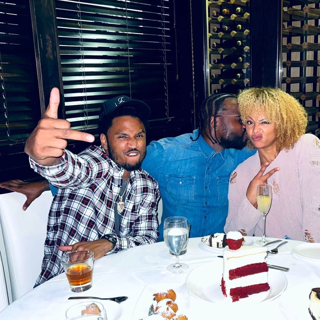 トレイ・ソングスさんのインスタグラム写真 - (トレイ・ソングスInstagram)「3rd wheeling tonight wit my family 🤣🖕🏾」2月22日 15時57分 - treysongz