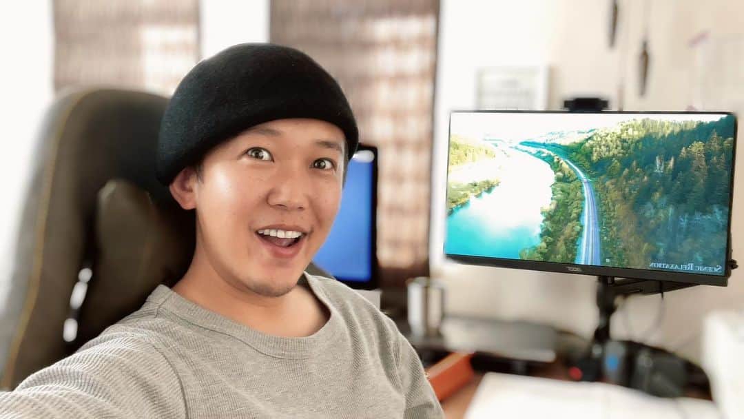 金子貴俊のインスタグラム：「モニターとモニターアーム、ゲーミングチェア完成しました。 これで編集作業もゲームもやりやすくなった✨スッキリデスク、スリム化大成功(^^)」