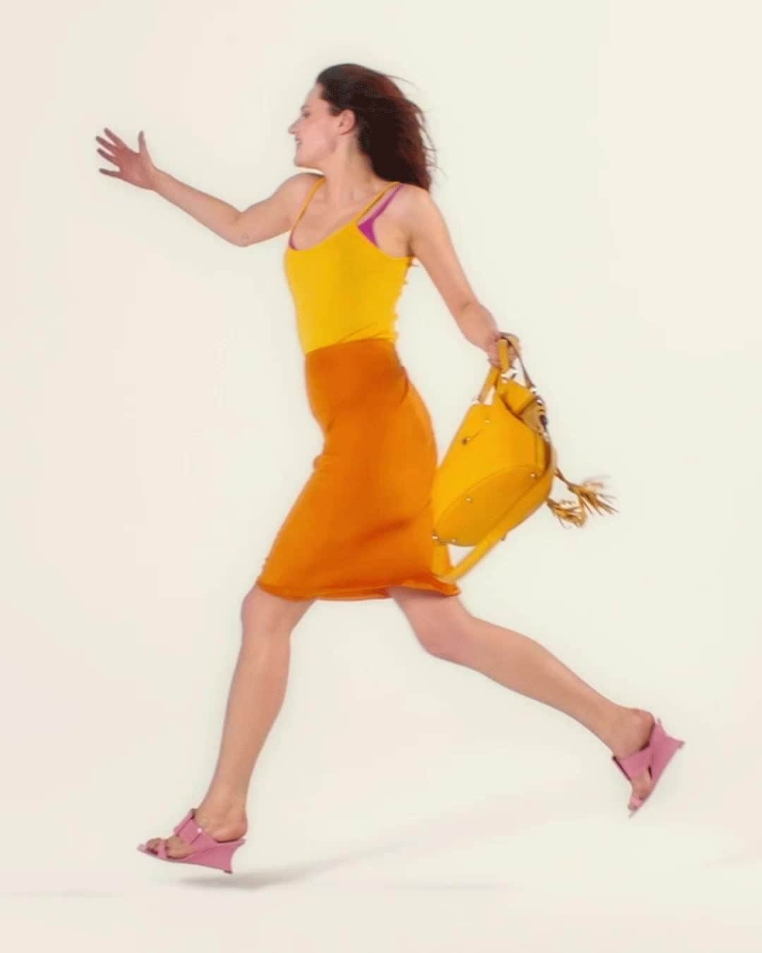 ランセルのインスタグラム：「Pressée de découvrir notre nouvelle campagne Printemps-Été 2021 ? On vous donne rendez-vous ce soir…  ••• Looking forward to discovering our new Spring-Summer 2021 campaign? Stay tuned! #PremierFlirtByLancel #SS21 #Lancel」