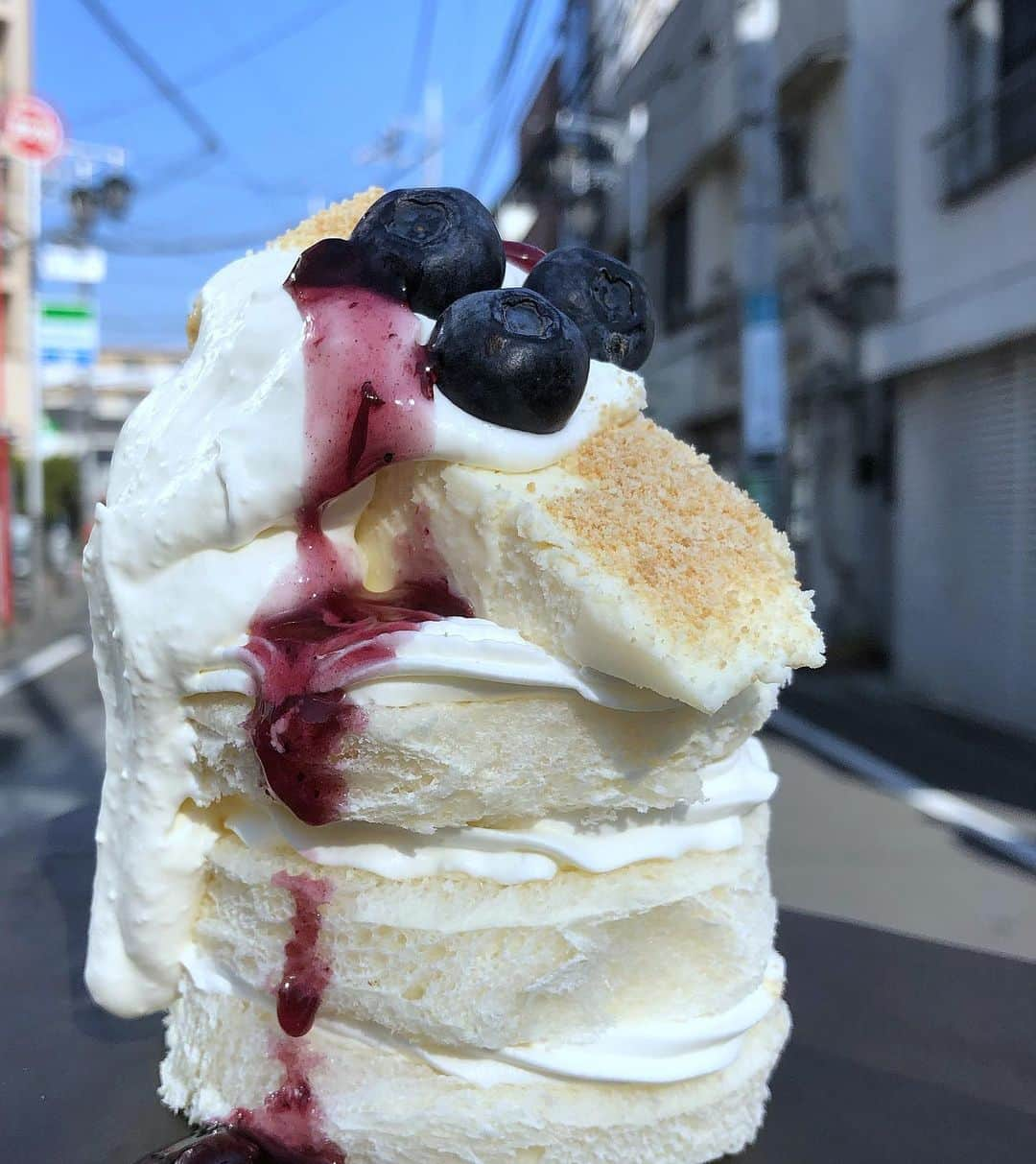 Coffee & Toast Tokyoさんのインスタグラム写真 - (Coffee & Toast TokyoInstagram)「レアチーズケーキぱん！ 🍰🍰🍰🍰🍰🍰🍰  レアチーズケーキを食パンで、作ってみたくなり、作ってみました。 . せっかくなので⁉︎、レアチーズケーキも作って、乗せてみました（笑）  コクのあるチーズクリームとしっとり、もっちりの組み合わせ、これ美味しくて、やみつきになりそうです😋😋😋  . . . . .  #トースト  #トーストアレンジ #食パンアレンジ  #食パン  #世田谷カフェ  #東京パン屋  #パンスタグラム  #吐司  #pain  #빵  #toast  #東京カフェ  #三軒茶屋カフェ #カフェ  #bread  #三軒茶屋  #food  #レアチーズケーキ  #レアチーズ  #レアチーズパン  #レアチーズクリーム  #チーズケーキ  #チーズケーキ作り  #cheesecake  #cheesecream  #cheesecakelovers  #cheesecakelove  #cheesecakes  #cheesecakelumer」2月22日 16時02分 - coffeetoast2