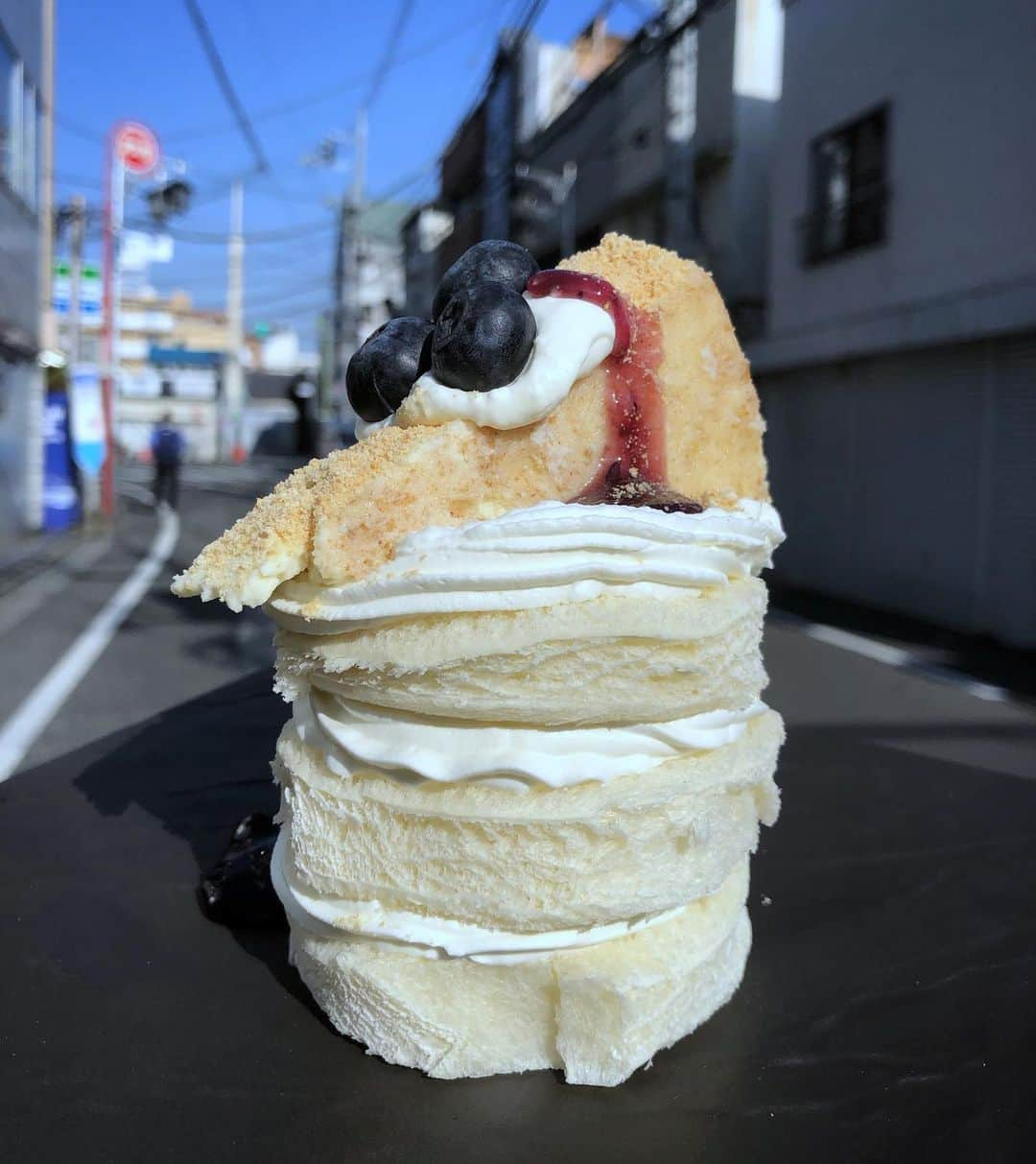 Coffee & Toast Tokyoさんのインスタグラム写真 - (Coffee & Toast TokyoInstagram)「レアチーズケーキぱん！ 🍰🍰🍰🍰🍰🍰🍰  レアチーズケーキを食パンで、作ってみたくなり、作ってみました。 . せっかくなので⁉︎、レアチーズケーキも作って、乗せてみました（笑）  コクのあるチーズクリームとしっとり、もっちりの組み合わせ、これ美味しくて、やみつきになりそうです😋😋😋  . . . . .  #トースト  #トーストアレンジ #食パンアレンジ  #食パン  #世田谷カフェ  #東京パン屋  #パンスタグラム  #吐司  #pain  #빵  #toast  #東京カフェ  #三軒茶屋カフェ #カフェ  #bread  #三軒茶屋  #food  #レアチーズケーキ  #レアチーズ  #レアチーズパン  #レアチーズクリーム  #チーズケーキ  #チーズケーキ作り  #cheesecake  #cheesecream  #cheesecakelovers  #cheesecakelove  #cheesecakes  #cheesecakelumer」2月22日 16時02分 - coffeetoast2