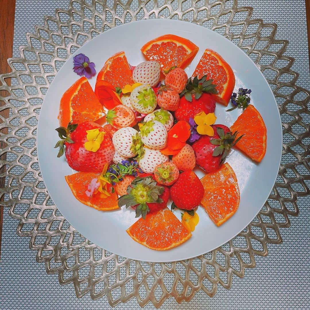 山内智恵さんのインスタグラム写真 - (山内智恵Instagram)「季節の果物が 美味しくて😋 ・ My family likes fruits 🍓🍊🍎🍋🍇 The seasonal fruit is too tasty ・ 食卓を彩る 果物が家族の会話に 花を添えてくれます ・ フルーツの神様 そしてわたしたちに この幸せを届けてくれた 全ての皆様に感謝します🙏✨ ・ Thank you all for your happiness. ・ #山内智恵#マキろん#japanesegirl #japanesekids#family#子供がいる生活 #家族#mysweetheart #fruits #フルーツ#🍊#🍓 #苺#苺好き #家族団欒」2月22日 16時03分 - chie_yamauchi