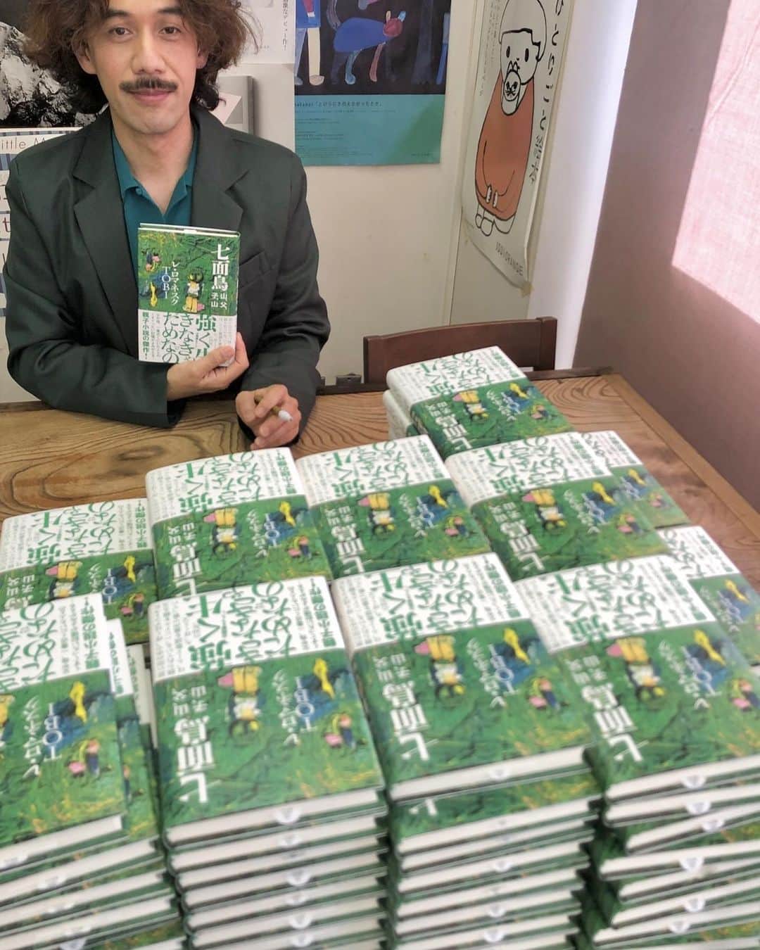 レ・ロマネスクのインスタグラム：「小説発売まであと１週間！ サイン本つくりました！ 全国の書店で。 （詳細は追ってお知らせします）  2021年3月1日レ・ロマネスクTOBIの初小説『七面鳥　山､父､子､山』(リトルモア)刊行  #七面鳥 #山父子山」