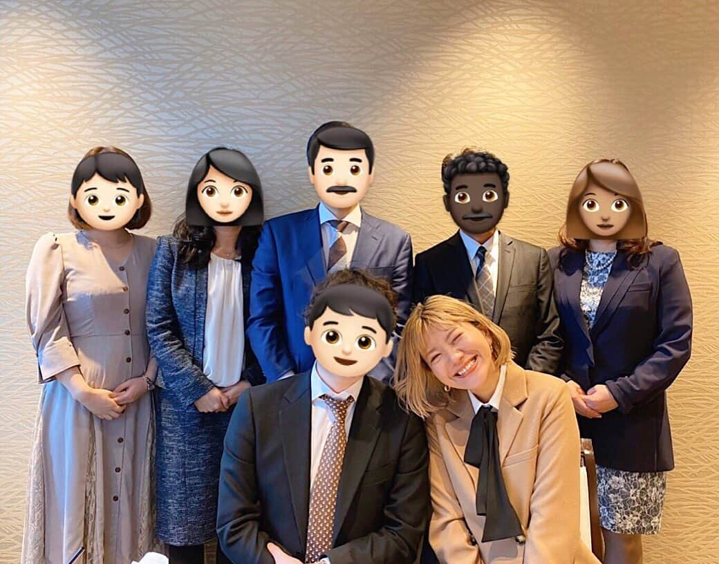 橋本江莉果のインスタグラム：「#20210222 💍🌹💫🐾﻿ ﻿ 今日で結婚1周年👩🏼‍🤝‍👨🏻㊗️🤍🎊﻿ (写真は両家顔合わせの時📸)﻿ ﻿ 出会った時、付き合った時、結婚した時、どの瞬間も幸せだけど、今が1番幸せで、今が1番大好き❣️🥰﻿ ﻿ 良いとこも弱いとこも、全部引っくるめて愛おしい💖﻿ ﻿ 結婚というものをこんなにも安心できる最高なものに感じさせてくれてるのは、いつも素直で、素直でいさせてくれる旦那さんのおかげ👦🏻💕﻿ ﻿ わがままではなく、ありのままの素直さ🌈﻿ ﻿ 血レベルで優しさが溢れてる旦那さんには、教わることがたくさんあります💛﻿ ﻿ そんな風に旦那さんを育ててくれたお父さんとお母さんにも心から感謝👏🏼🥺✨﻿ ﻿ 顔合わせの時お父さんが、﻿ ﻿ 「2人が幸せでいることを願うのはもちろんですが、私たち家族が幸せでいることも2人にとっての幸せですからね、みんなで幸せでいましょうね！」﻿ ﻿ っと何気なく話してくれたこと🥺﻿ それを聞いて1人で涙が溢れて止まらなかったこと😢﻿ おこがましいけど、私が大事にしてきた想いをサラッと当たり前のように伝えてくれたお父さんが大好きだと思ったし、家族になれて心底うれしいな、幸せだなと感じたし、あの時から今までもこれからもずっと忘れないステキな言葉ときもち😌💕﻿ ﻿ いつもこんなゆるゆるな嫁を本当の娘のように想って接してくれて、本当に幸せです❣️❣️﻿ ありがとうございます❣️❣️❣️﻿ ﻿ そして大切なものを大切に想える心を大事に育ててくれたうちの両親にも、改めて感謝🙏🏼☺️💝﻿ ﻿ これからも仲良く、心身ともに健康で過ごしていこーね❣️👩‍❤️‍👨﻿ ﻿ 漠然と憧れていた描いていた未来が今たしかにここにある🫂💞﻿ ﻿ 結婚って、家族って良いな👨‍👩‍👧‍👦👨‍👩‍👧🐶🐶🐈🐈🐈‍⬛﻿ ﻿ #1stanniversary #marriage #family #wearefamily #happy #love #日常 #結婚記念日」