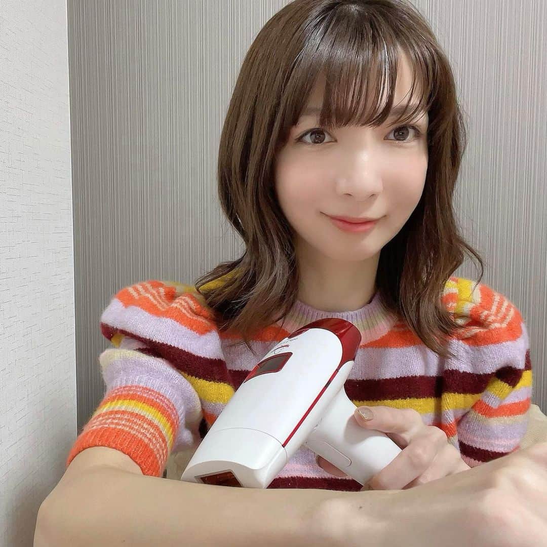 のインスタグラム：「ドクターシーラボグループのメディカルエステ シーズラボ @cizlabo_onlineshop さんの脱毛＆美顔器フォトEPCを使い始めました🙌 シーズラボさんはエステに何回か行った事があり信頼できるサロンの1つです✨  おうちにいながら脱毛サロン級の脱毛ができるこの機械とってもオススメ◎ ちょっと高いなって思うかもしれないけれどサロンに通うことを考えると逆に安いしおうちでできる楽さもある♬  フェイシャル機能もついてるのがまた嬉しいところ✨  #シーズラボ #脱毛機脱毛器 #美顔器 #おこもり美容 #リフトアップ #セルフ脱毛 #月々3117円 #pr」
