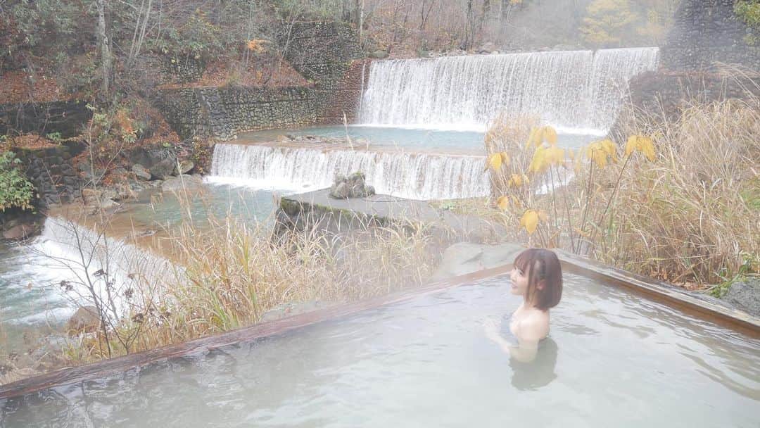 温泉はずきのインスタグラム：「#妙乃湯 乳頭温泉郷　0120  乳頭温泉の中でも女性からの圧倒的な支持を得ている人気のお宿さんです。  こちらのホームページもよろしくお願いします！ https://onsen-hazuki.jp/onsen-report/  YouTubeもやってます。 湯めぐり女子ちゃんねる　で検索！  #hotsprings #風呂 #bath #bathtime #photooftheday #温泉モデル #spa #onsen #温泉アイドル #onsen♨️ #混浴女子 #混浴露天風呂 #温泉タレント #温泉旅行 #ハプニング映像 #グラビア #美肌ケア #混浴温泉 #girl #水着 #裸　 #onsenhotpools #nude #混浴 #乳頭温泉 #温泉」