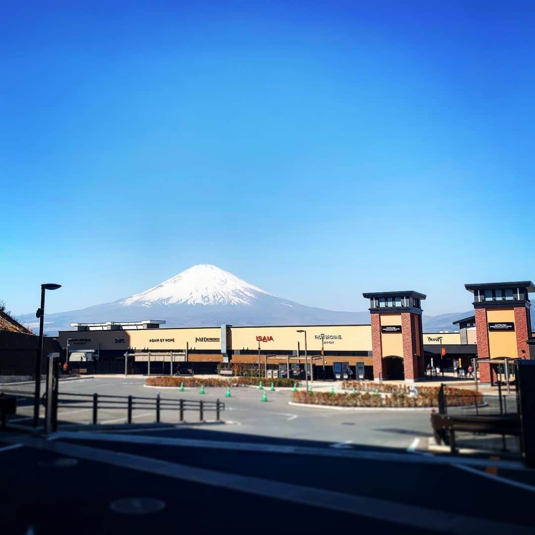 池内万作のインスタグラム：「今日は暖かかったのでフラッと御殿場のアウトレットへ。 鍋買っちゃった。 晩ごはんが楽しみ楽しみ♪ #イケウチ家さまよう #イケウチ家の買い物」