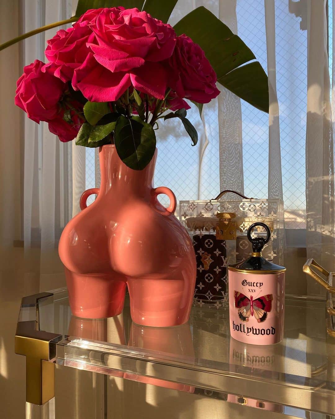 megbabyのインスタグラム：「まだ咲いてる🥰🌹🌈  今日はあったかいから子供とお散歩行ったりお昼寝したりのんびりな月曜日🧡」