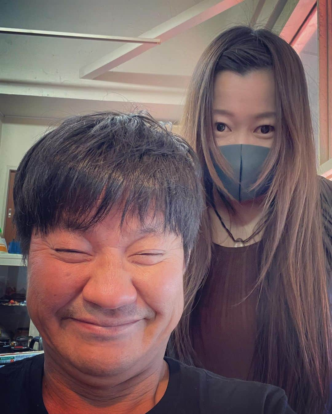 杉本知香さんのインスタグラム写真 - (杉本知香Instagram)「大城くんのマスクのサイズ感🤣😂 そんな大城くん、 純烈の「君がそばにいるから」のミュージックビデオに出演してます😆  #中目黒美容室 #チャンス大城 #さんまのお笑い向上委員会  #純烈#君がそばにいるから  #大西ユースケ #吉本俳優班 #大阪NSC30期生 #ゆったり感江崎#ゆったり感」2月22日 16時28分 - sugimotoc