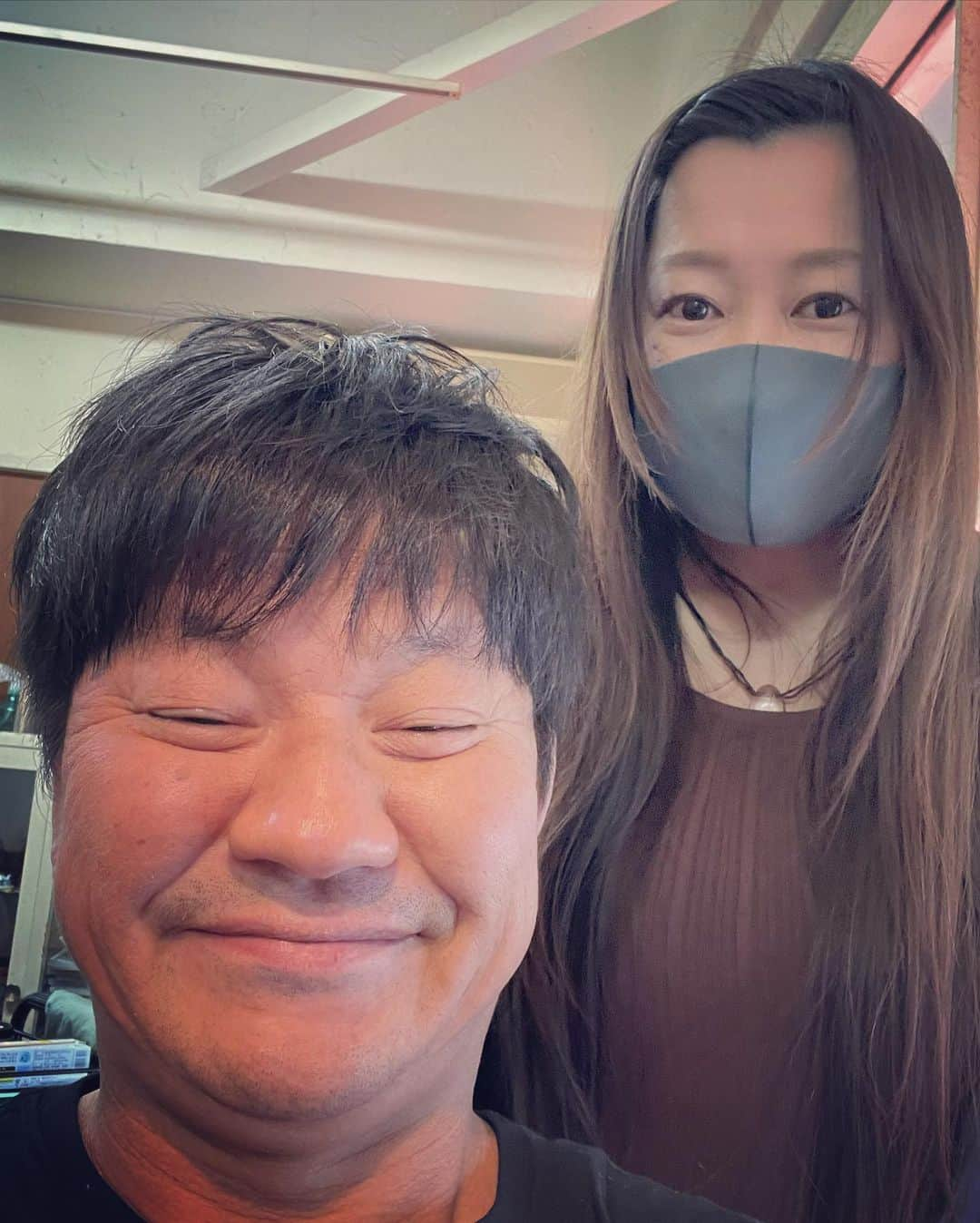 杉本知香さんのインスタグラム写真 - (杉本知香Instagram)「大城くんのマスクのサイズ感🤣😂 そんな大城くん、 純烈の「君がそばにいるから」のミュージックビデオに出演してます😆  #中目黒美容室 #チャンス大城 #さんまのお笑い向上委員会  #純烈#君がそばにいるから  #大西ユースケ #吉本俳優班 #大阪NSC30期生 #ゆったり感江崎#ゆったり感」2月22日 16時28分 - sugimotoc