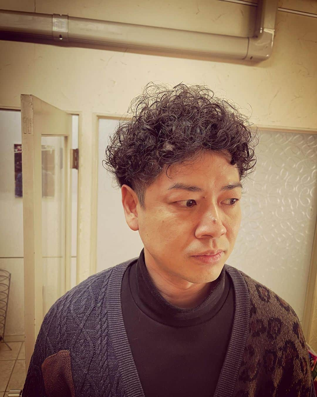 杉本知香さんのインスタグラム写真 - (杉本知香Instagram)「大城くんのマスクのサイズ感🤣😂 そんな大城くん、 純烈の「君がそばにいるから」のミュージックビデオに出演してます😆  #中目黒美容室 #チャンス大城 #さんまのお笑い向上委員会  #純烈#君がそばにいるから  #大西ユースケ #吉本俳優班 #大阪NSC30期生 #ゆったり感江崎#ゆったり感」2月22日 16時28分 - sugimotoc