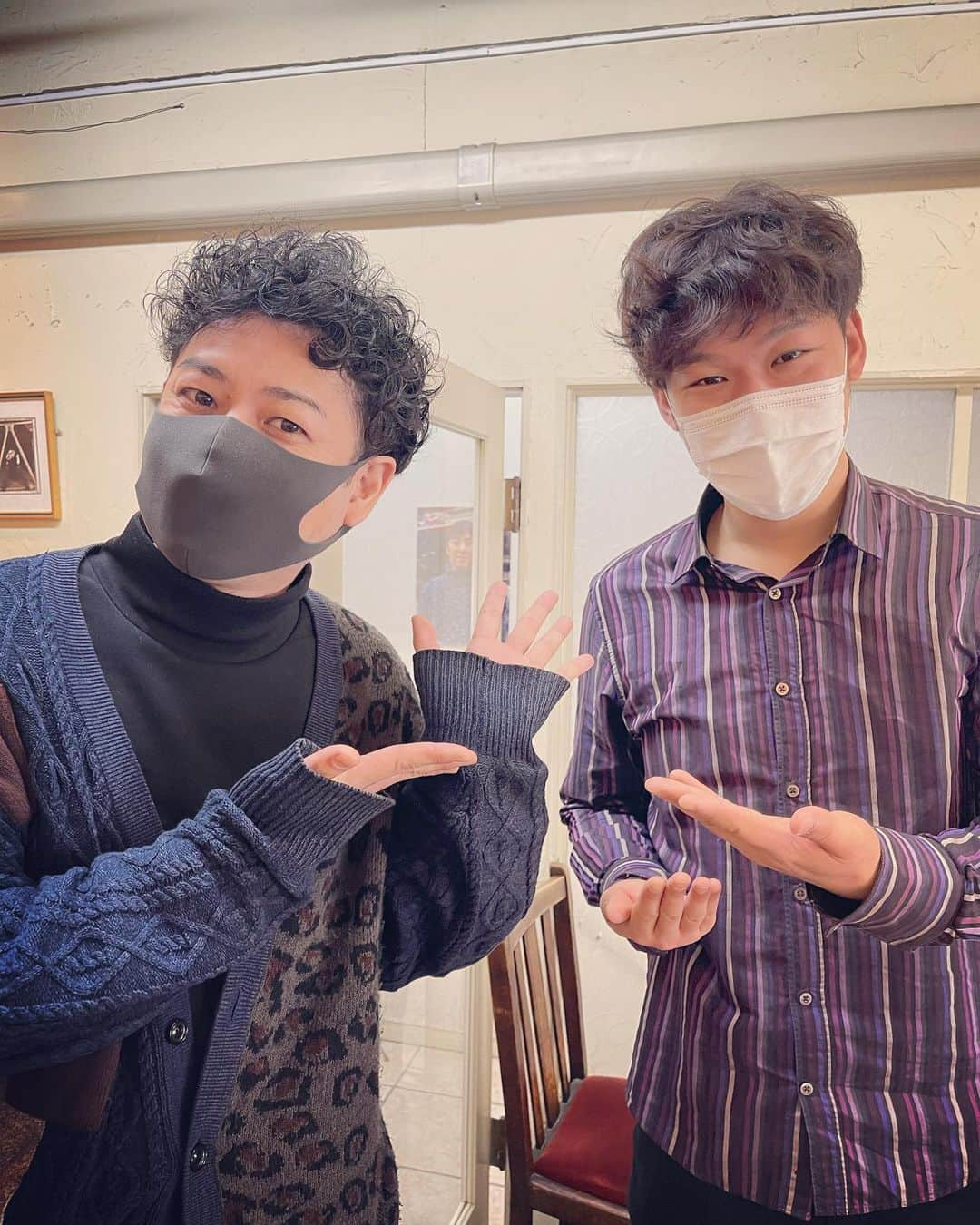 杉本知香さんのインスタグラム写真 - (杉本知香Instagram)「大城くんのマスクのサイズ感🤣😂 そんな大城くん、 純烈の「君がそばにいるから」のミュージックビデオに出演してます😆  #中目黒美容室 #チャンス大城 #さんまのお笑い向上委員会  #純烈#君がそばにいるから  #大西ユースケ #吉本俳優班 #大阪NSC30期生 #ゆったり感江崎#ゆったり感」2月22日 16時28分 - sugimotoc