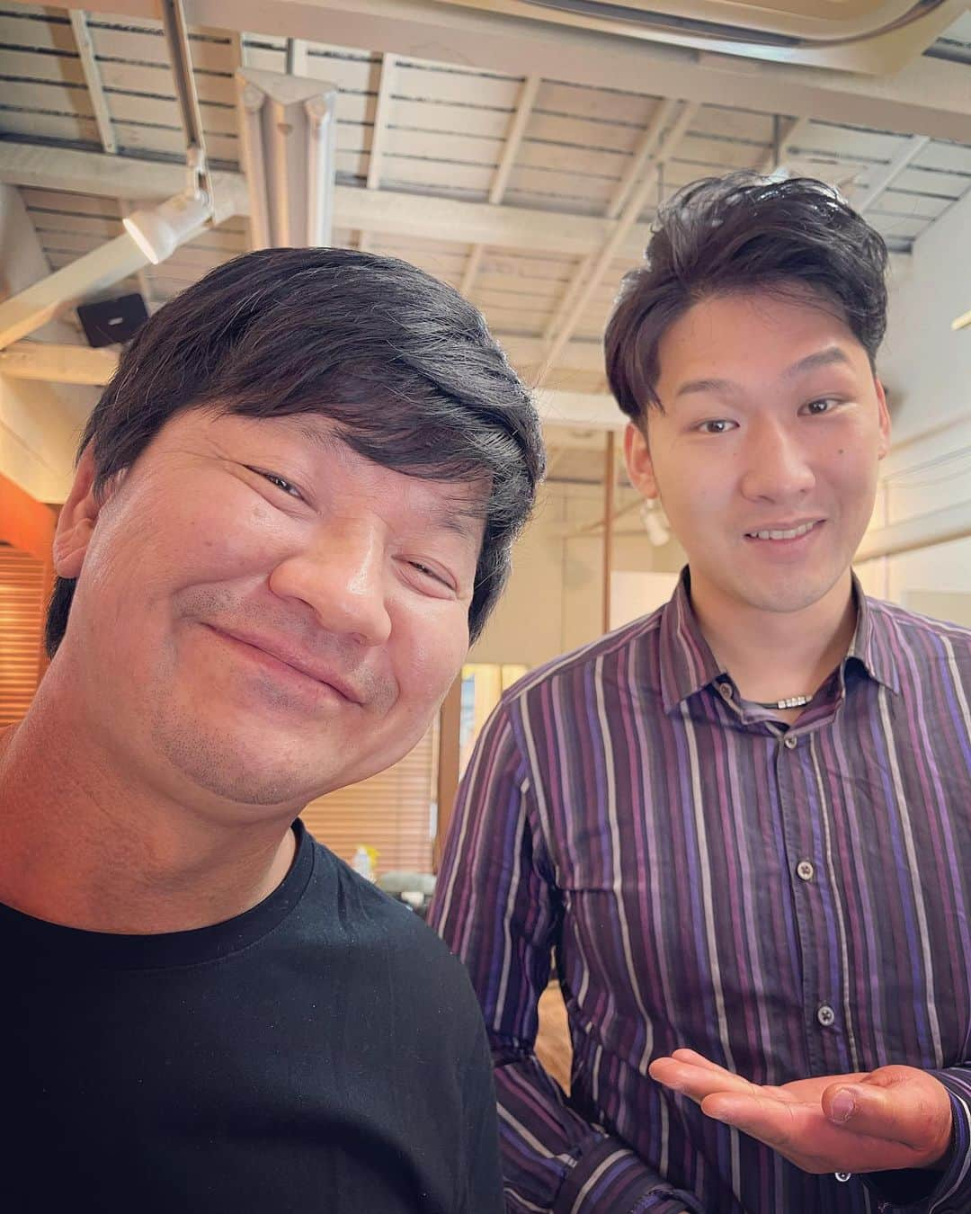 杉本知香さんのインスタグラム写真 - (杉本知香Instagram)「大城くんのマスクのサイズ感🤣😂 そんな大城くん、 純烈の「君がそばにいるから」のミュージックビデオに出演してます😆  #中目黒美容室 #チャンス大城 #さんまのお笑い向上委員会  #純烈#君がそばにいるから  #大西ユースケ #吉本俳優班 #大阪NSC30期生 #ゆったり感江崎#ゆったり感」2月22日 16時28分 - sugimotoc