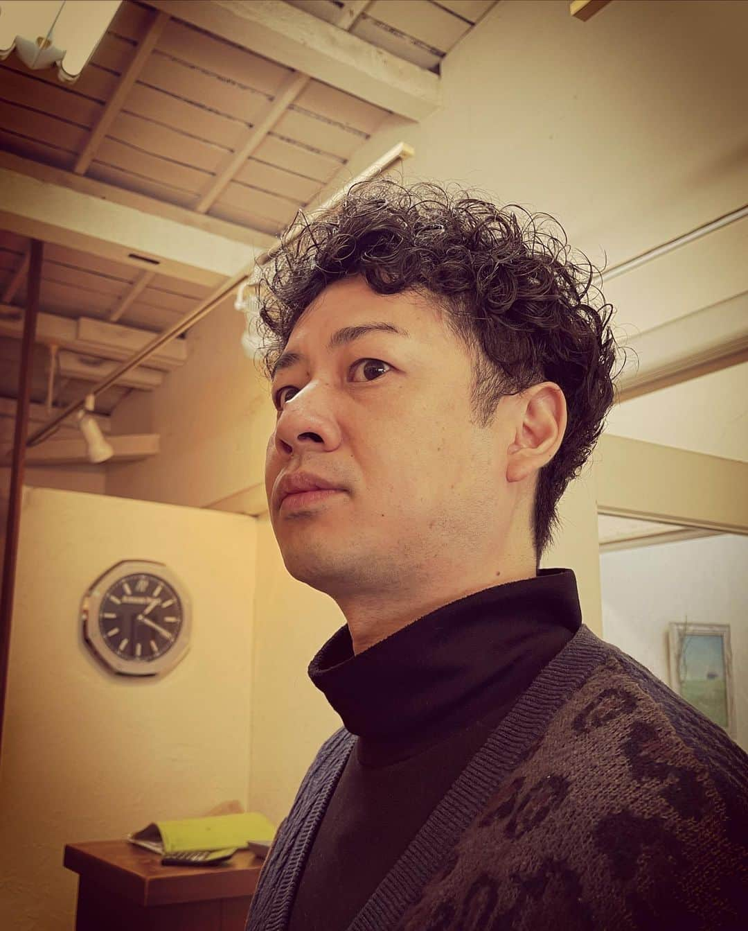 杉本知香さんのインスタグラム写真 - (杉本知香Instagram)「大城くんのマスクのサイズ感🤣😂 そんな大城くん、 純烈の「君がそばにいるから」のミュージックビデオに出演してます😆  #中目黒美容室 #チャンス大城 #さんまのお笑い向上委員会  #純烈#君がそばにいるから  #大西ユースケ #吉本俳優班 #大阪NSC30期生 #ゆったり感江崎#ゆったり感」2月22日 16時28分 - sugimotoc