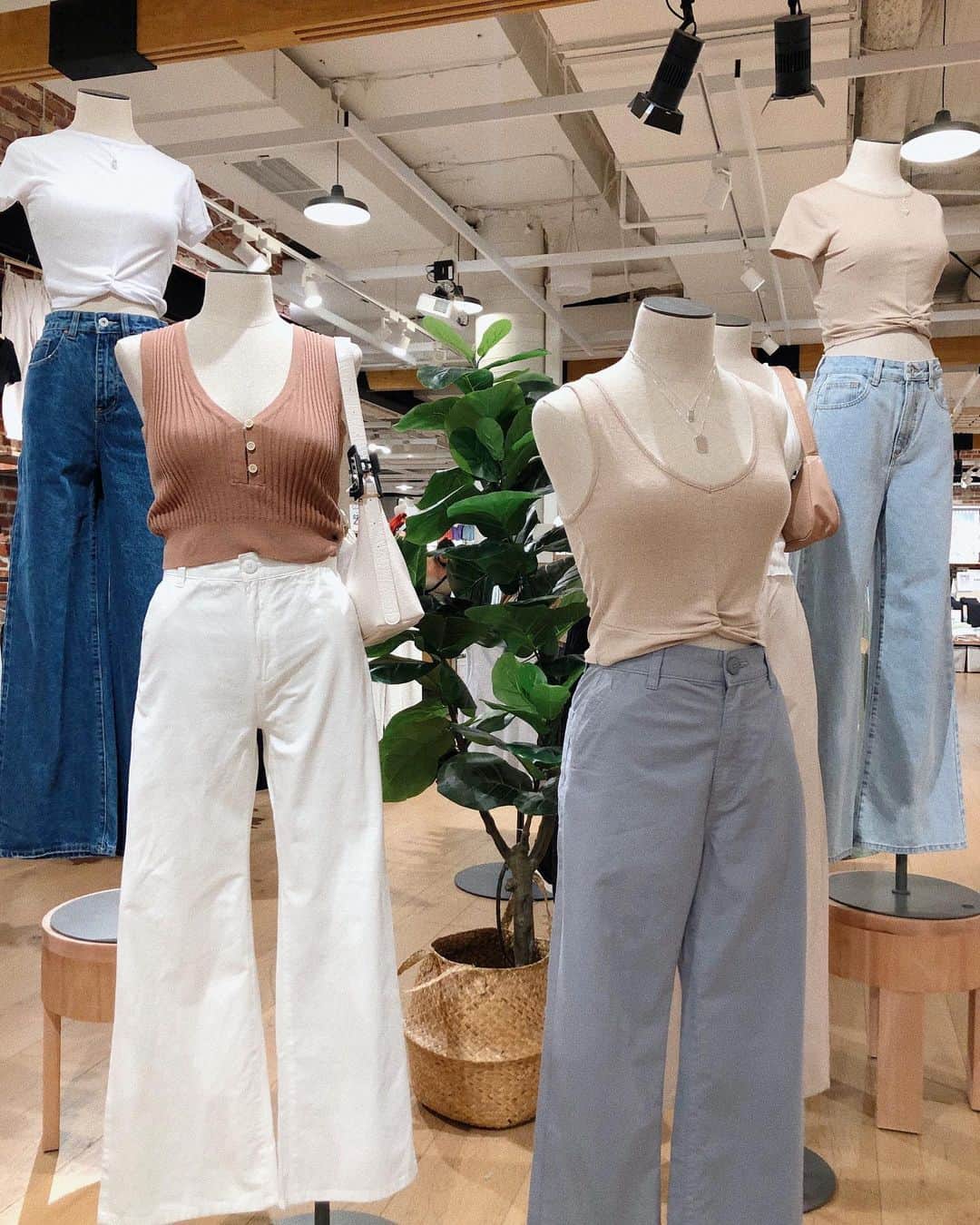 COTTON ONのインスタグラム：「Outfits for your whole squad 👯👯 #TapToShop #MyCottonOn」