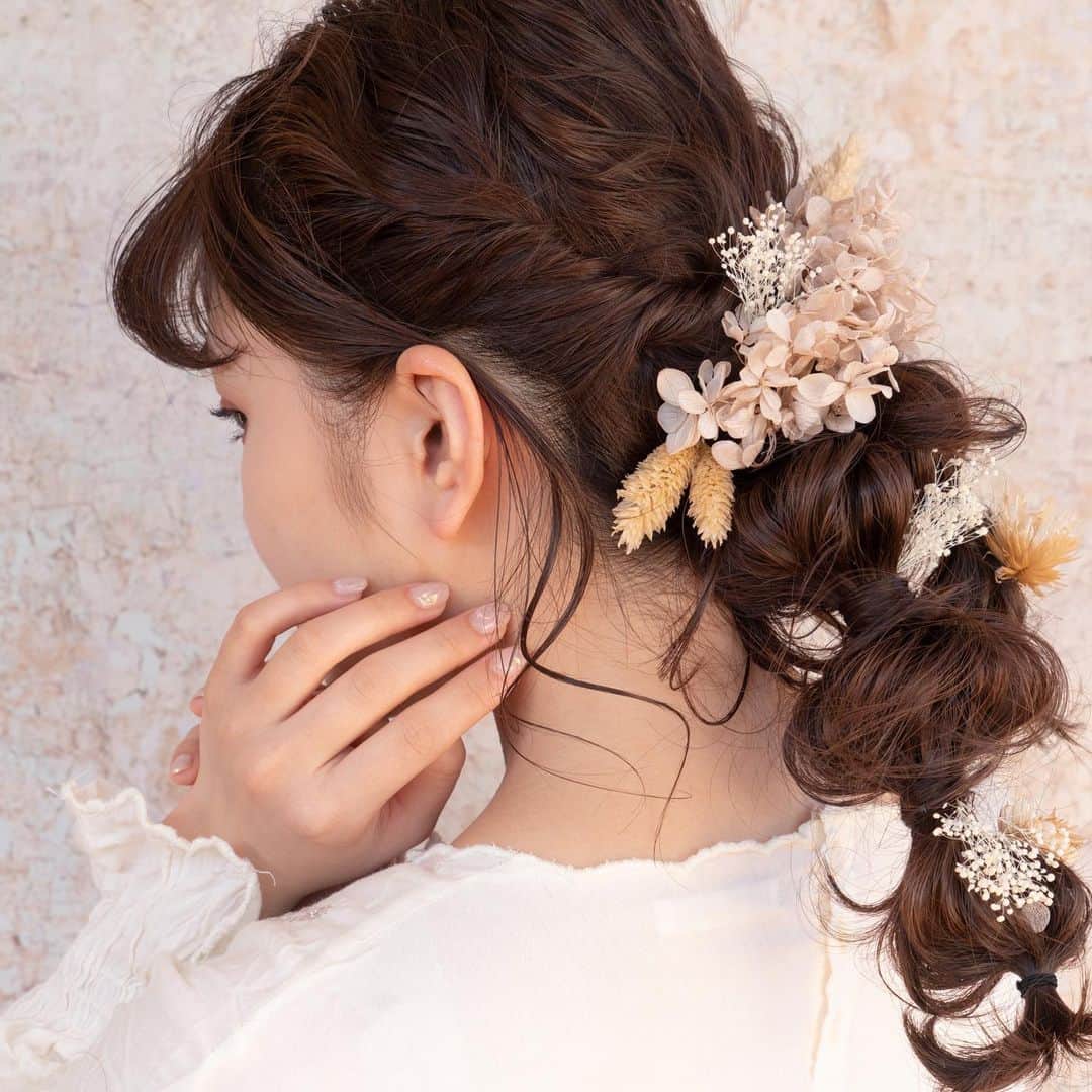 waco⭐️CHACOのインスタグラム：「new 髪飾り新作たくさん作りました！ ドライやプリザミックスの髪飾りや水引ミックス、パール付きの髪飾りなど盛りだくさんです。 明日火曜日23日21:00よりオンラインショップで販売します🌼」