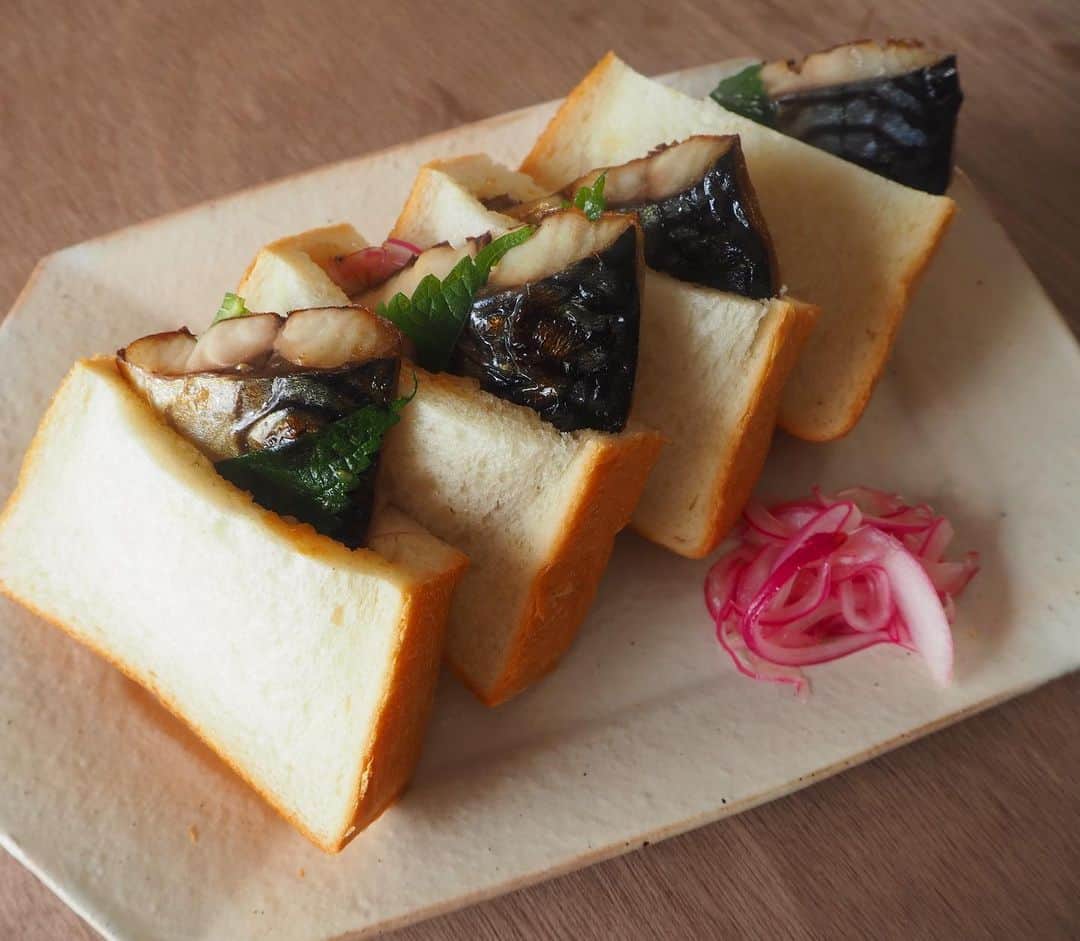 Asano Minamiのインスタグラム：「おうちでご飯を食べる機会が増えた今、前よりも健康について考えることが増えた！私の周りでも、食事から美容に気を遣いたいとか、健康になりたいって人が増えた気がする✨そこでおすすめしたいのがノルウェーサバ🐟個人的に好きな魚1位！ってくらい鯖が好きなので、今回ノルウェーサバを使って、仕事の合間に手軽に食べられる鯖の和風ポケットサンドを紹介！   [鯖の和風ポケットサンド] 材料　2人前 ノルウェー塩サバ（フィレ）1枚 角食パン 4枚切り 2枚 赤玉ねぎ　1/4個 えごま 2枚 Aお酢　大さじ2 A砂糖　小さじ2 A塩　ひとつまみ B味噌　大さじ1 Bマヨネーズ　大さじ2  Bはちみつ　小さじ1   1.赤玉ねぎは薄く千切りにし、水に5分さらす。水を切ってAの調味料につけておく。 2.塩サバのフィレは骨を取り除き、4cm幅にカットする。 3.カットしたサバはグリルで両面焼く。 4.パンを半分に切り、ポケット状になるよう断面に切り込みを入れる。 5.Bの調味料を混ぜて味噌マヨネーズをつくる。 6.味噌マヨネーズをパンのポケットの中に塗り、1.の赤玉ねぎの水気をしっかり切り、入れる。 7.焼いたサバをえごまで包んで、ポケットに挟んで入完成。   健康管理をしながら、食事の時間にしっかり休んで仕事の効率をアップしよう！というノルウェー産サバの”SAB-A-BREAK”というメッセージがかわいい♡ノルウェーのサバは健康に良いのはもちろん、サステナブルな漁を長年実践してて地球環境にもやさしい、サステナブルシーフード！ぜひ買い物のときに手にとって、みんなもSAB-A-BREAKしよう🔥 ノルウェーサバについての詳しい情報は @minayainc のアカウントへ！　   #SABABREAK #ノルウェーサバ #seafoodfromnorway @norwayseafoodjp」