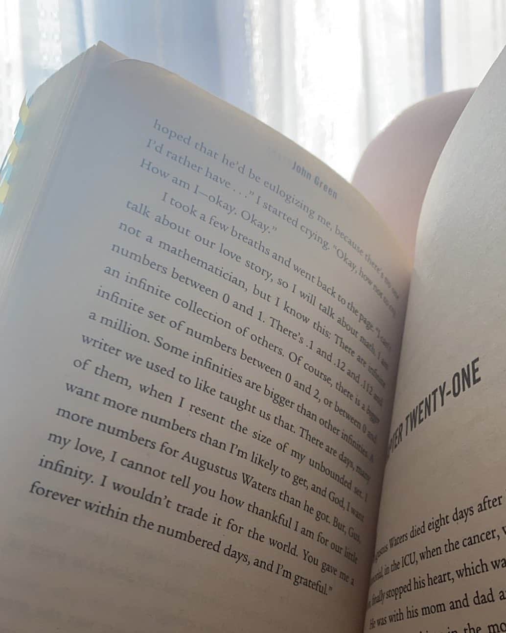 藤戸友香のインスタグラム：「📖🍃☀️」