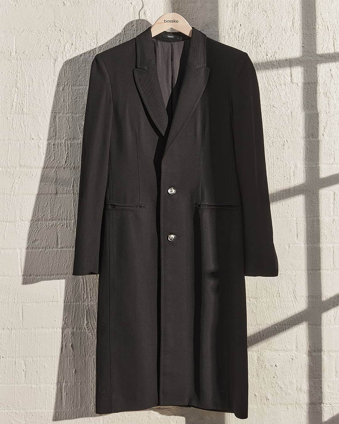 ベイシークのインスタグラム：「signature tailoring. ​ designed for a streamlined fit, ​the viscose twill longerline jacket will serve as a wardrobe foundation for years to come. ​ ​#bassike」