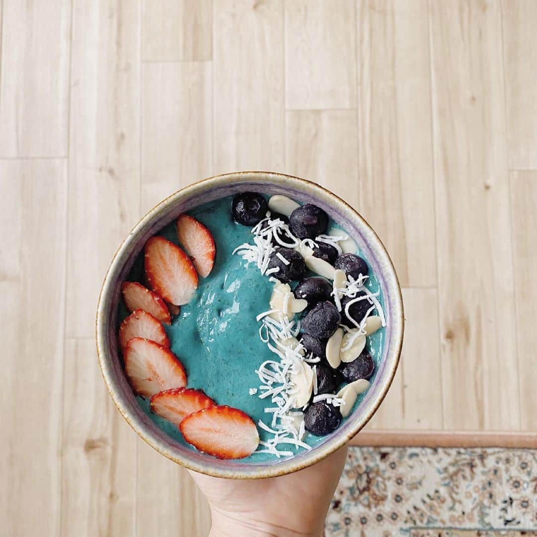 井村亜里香さんのインスタグラム写真 - (井村亜里香Instagram)「気になっていた ブルーカラーのスムージー💙 スピルリナに含まれている 青色素の天然着色料なので身体にも害なし🙅‍♀️ #リナブルー のパウダータイプを混ぜて 簡単にキレイなブルーカラースムージーを 作れました🥣 混ぜる瞬間色が変わっていくので楽しかった♡ ・ 【材料】 ✔︎小松菜　 ✔︎冷凍ブルーベリー お好み ✔︎豆乳　少量 ✔︎冷凍バナナ 2本 ✔︎青汁 ✔︎リナブルーパウダー ・ 【トッピング】 ✔︎冷凍ブルーベリー ✔︎ココナッツロング ✔︎いちご ✔︎アーモンド ・ #smoothiebowl#smoothiebowls #smoothie#homecafe#cafetime  #スムージーレシピ#スムージーボウル #スムージー#おうちカフェ#おうち時間 #便秘解消#美肌レシピ#健康ごはん #ブルースムージーボウル#青汁 #ブルースムージー#スムージー生活」2月22日 16時46分 - arika_imura