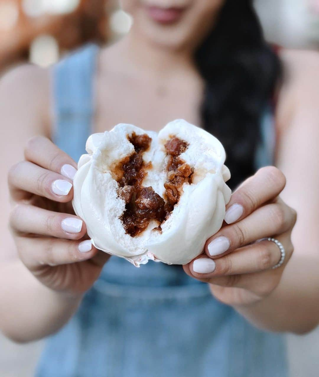 Alex Gonzagaさんのインスタグラム写真 - (Alex GonzagaInstagram)「Sobra na-excite ako kaya umorder kami agad when I heard na ang favorite kong @chowkingph Chunky Asado Siopao ay new and improved na! Grabe meatier na, saucier pa, at mas pinasarap pa ang filling*! 39 pesos lang 'to magkakaagawan pa kami ni uncle! Mapapa-Wow ka talaga dito sa Chowking siopao! Available na in Metro Manila and select Luzon stores! Order na kayo for dine in, takeout or delivery! Available na din via Grabfood, foodpanda through #9-88-88, and ChowkingDelivery.com.」2月22日 16時40分 - cathygonzaga