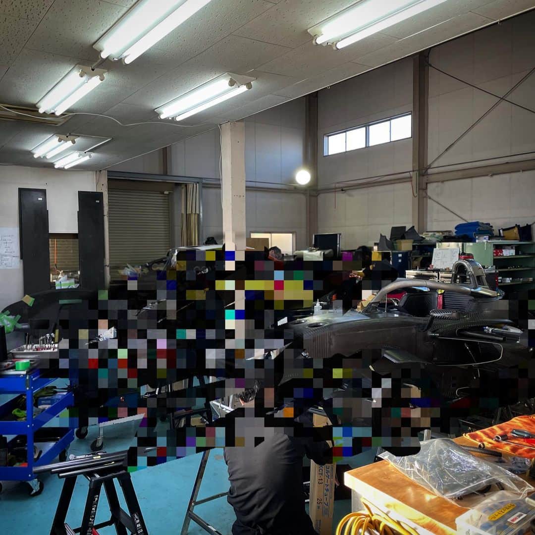 大嶋和也のインスタグラム：「今日はルーキーレーシングの工場に来てます！ GTはカラーリング中、SFもかなり形になってきました！ #rookieracing」
