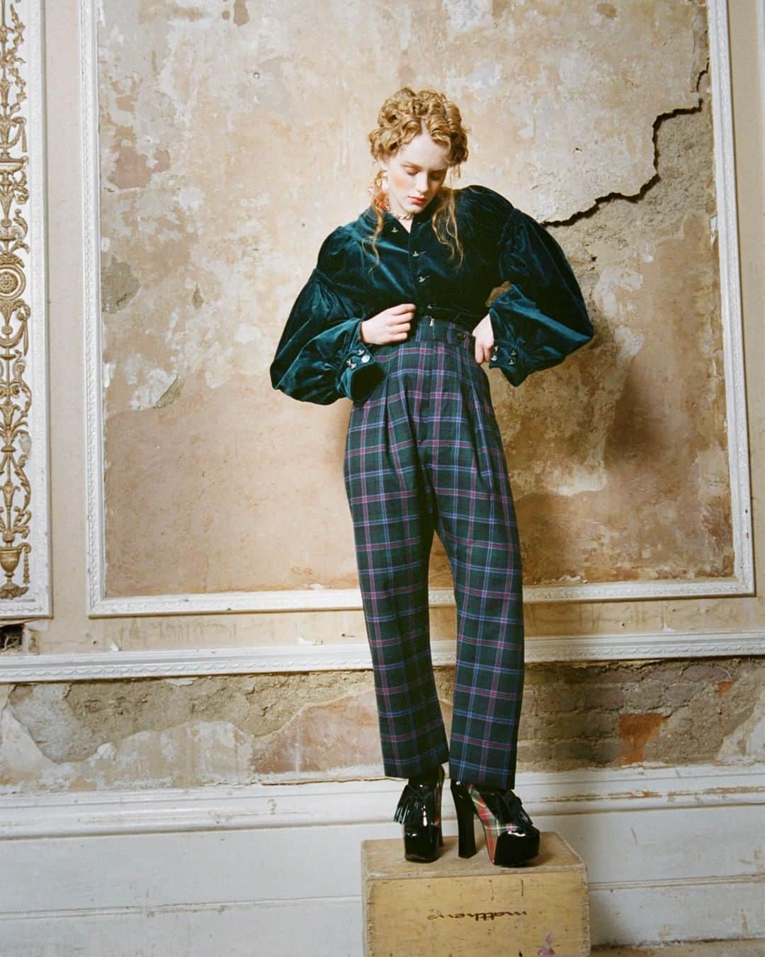 Vogue Taiwan Officialさんのインスタグラム写真 - (Vogue Taiwan OfficialInstagram)「#VogueDigitalRunway 早在 1990 年，Vivienne Westwood 就曾引用洛可可藝術風格時期的代表畫家 François Boucher 的油畫作品帶入以「Portrait 肖像」為主題的服裝系列中，在 30 年後， Vivienne Westwood 更將品牌對畫家 François Boucher 的尊敬和熱愛完整體現於 21/22 秋冬系列，並採用 François Boucher 在 1743 年創作的油畫《Daphnis and Chloë》作為主視覺靈感。  透過服裝輪廓的解構，運用經典羊毛面料 (花呢格紋、人字呢及威爾斯布紋) 打造，用全新服裝輪廓混和洛可可風格的印花來塑造 Unisex 理念。男女模如畫作裡的人物般，靜靜地站在斑駁的背景前，演示著混搭感濃重的服飾，有直覺性的箱型輪廓，為正裝添入前衛新鮮感。  延展永續理念，Vivienne Westwood 驕傲地宣布本季服裝的製程中皆採環境友善材料，如:全新回收丹寧、雨林友善的嫘縈、有機絲綢及創新的環保印花系統，不僅降低時尚對地球的影響，更用行動呼籲、做出改變，以 Timeless 為主軸打造不過時且能與任何衣物混搭的永續時尚。   @viviennewestwood   🖋#TravisTravie」2月22日 16時41分 - voguetaiwan