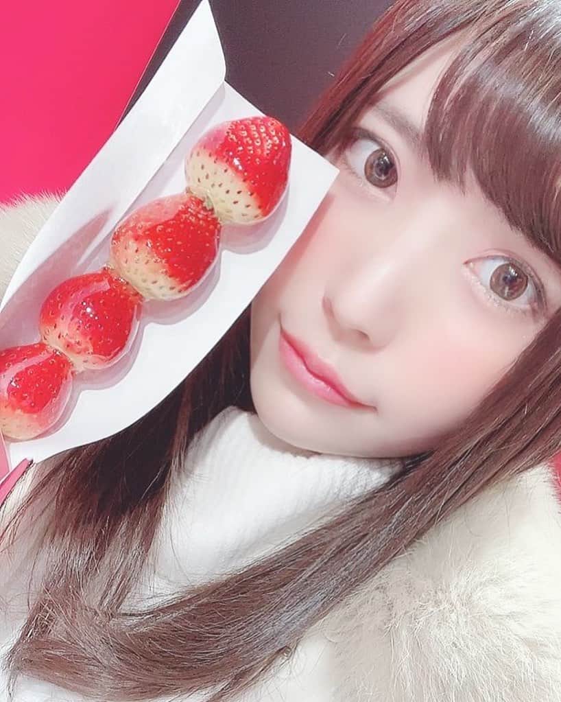 のインスタグラム：「. いちご飴🍓✨ . . 原宿いくと食べ歩きで お腹いっぱいになっちゃう🍓笑 . #いちごスイーツ #いちごあめ専門店  #いちご #原宿食べ歩き #原宿グルメ  #食べ歩き #食べ歩きスイーツ」