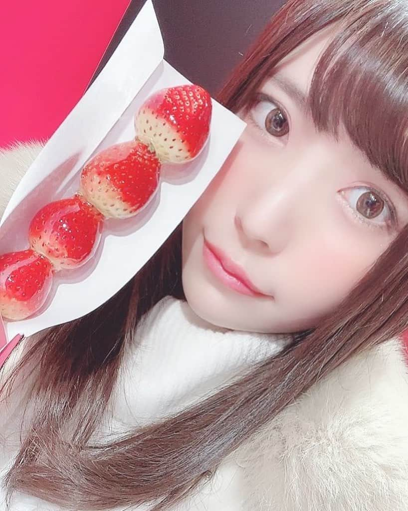 美和花樺のインスタグラム：「. いちご飴🍓✨ . . 原宿いくと食べ歩きで お腹いっぱいになっちゃう🍓笑 . #いちごスイーツ #いちごあめ専門店  #いちご #原宿食べ歩き #原宿グルメ  #食べ歩き #食べ歩きスイーツ」