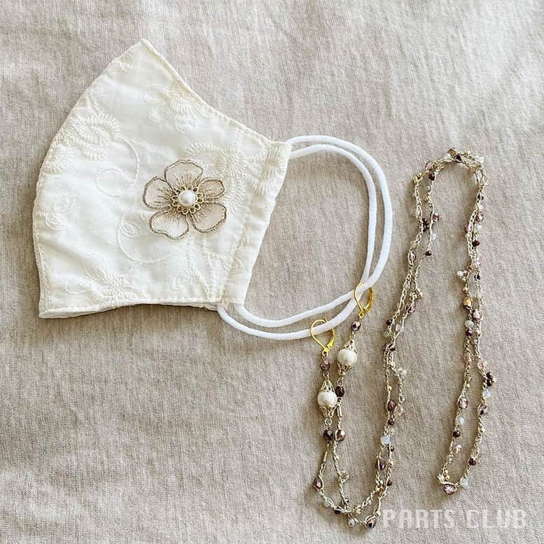 のインスタグラム：「♡﻿ 町田モディ店スタッフ作品✨﻿ @partsclub_machida﻿ ﻿ マスクアクセサリーのご紹介です🌷﻿ ピン曲げとビーズクロッシェで作ったマスクチェーン。﻿ レース糸にお好きなビーズをランダムに通してから、レース針で編んでいきます。﻿ ガラスビーズ、チェコビーズ、メタルビーズを使用しています。﻿ 軽めのマスクチェーンを作りたい方にオススメです✨﻿ ﻿ マスクについてるレースのお花はスタッフオススメのマグネットで着脱できるマスクアクセです🌸﻿ こちらは完成品になっており、マグネットイヤリングにもなります！﻿ 新作も続々入荷しておりますので、是非店頭でご覧くださいませ◯﻿ ﻿ ※商品の入荷状況、お取り扱いは店舗により異なります。﻿ ご利用の店舗に直接お問い合わせ下さい。﻿ ※スタッフ作品のためレシピはございません。﻿ ﻿ ◆@partsclub_staff では、各店舗のアレンジ作品を毎日ご紹介しております。﻿ ﻿ #partsclub #handmade #accessory ﻿ #パーツクラブ公式アカウント #パーツクラブ ﻿ #グランプレール #アクセサリー #パーツ ﻿ #ピアス #ハンドメイド #diy﻿ #ハンドメイドアクセサリー #手作りアクセサリー ﻿ #手作りレシピ #Valentine﻿ #レジンアクセサリー #町田モディ﻿ #パーツクラブ町田モディ店﻿ #モディ #diy女子 #ハンドメイド初心者 ﻿ #マスクチェーン #おしゃれさんと繋がりたい ﻿ #ハンドメイドパーツ#クロッシェ ﻿ #ビーズアクセサリー #ビーズクロッシェ ﻿ #パールアクセサリー #マスクピアス ﻿ @partsclub_official」