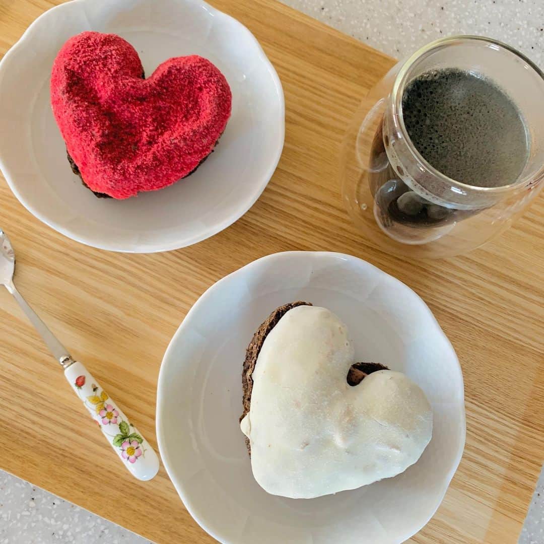 内田夕己のインスタグラム：「おやつ休憩中..⋆.*⃝̥◌̥ . ずっと食べたかったミスド×ピエールマルコリーニのコラボドーナッツ 🍩 . 甘さがちょうど良くて美味しかった！ . 甘いもの食べる時は、罪悪感減らすためにいつも #ccoffee のんでます☕*° . よーし、作業開始します💻 . #ミスド #ピエールマルコリーニ  #ドーナツ #ダイエットコーヒー」