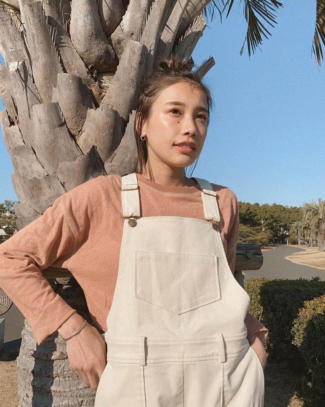 のインスタグラム：「天気最高じゃん。 全身 #limコーデ でっす🌼✨🤍  Cutoff Loose Top / terracotta Corduroy Overall / white を合わせて着てたよ☺︎ ホワイトのオーバーオールは 基本どんなインナーでも合わせれるからイイヨネ🤲🏾  夏は、タンクトップとかティーシャツを インナーで着てもとっても可愛いと思います♡ #limtokyo #lim #lim2021ss #リムトーキョー #ママコーデ #女の子ママ #カジュアルファッション #オーバーオール」