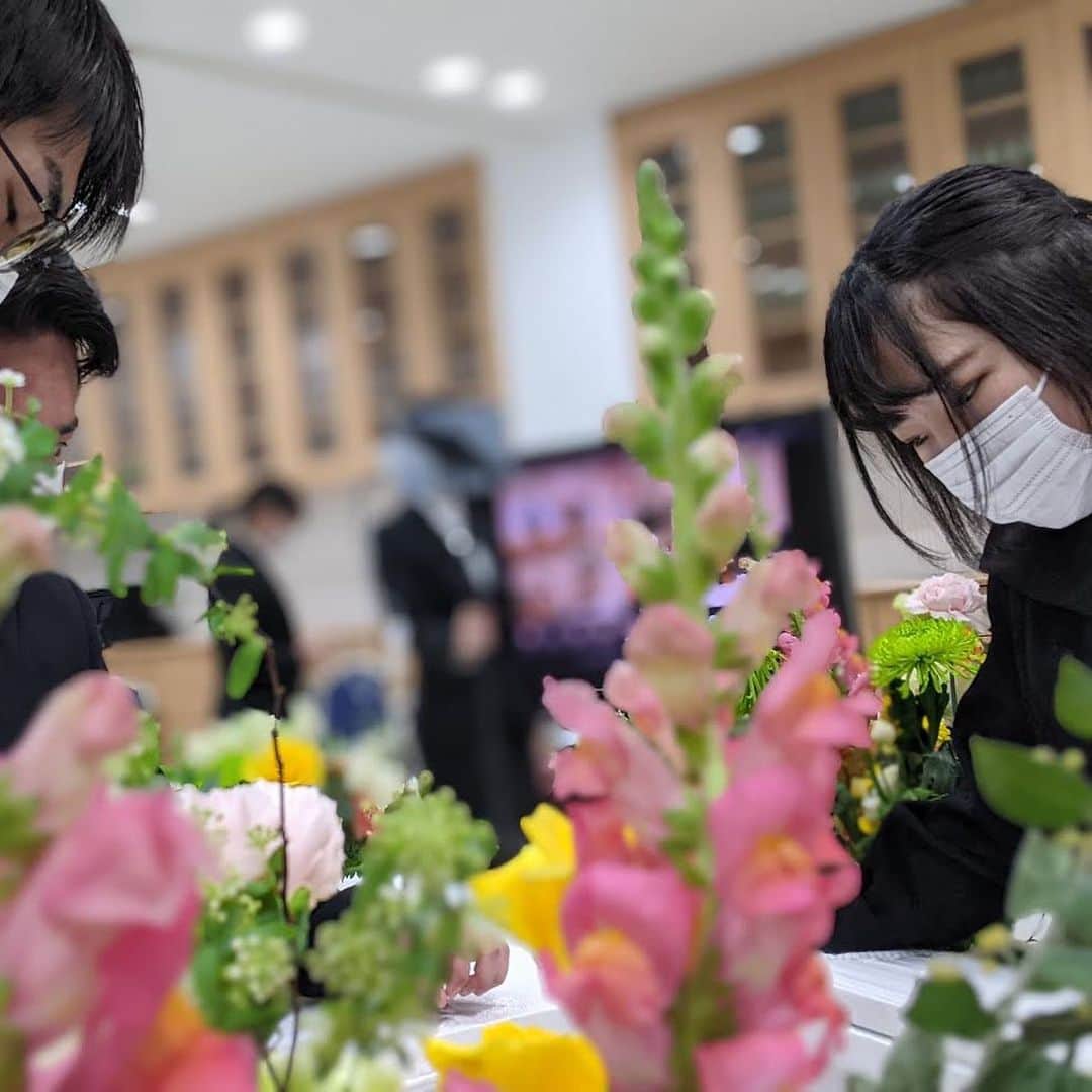 東京観光専門学校さんのインスタグラム写真 - (東京観光専門学校Instagram)「先日のAOプレスクールで行われた 葬祭ディレクター学科の模擬葬儀の様子をお届け🌼  司会進行や会場作り、 オンライン配信、配役もすべて学生が行いました。  ”模擬”だけど”現実”と思って。 今回は、現代に沿った形で オンライン献花も行われました。 チームワークの良さもポイントですね💫 #東京観光専門学校　#葬祭ディレクター学科　#葬祭ディレクター　#納棺師　#葬儀会社　#模擬葬儀　#葬儀専門学校　#AO入学まもなく締め切り　#究極のサービス業　#おくりびと」2月22日 16時53分 - tokan_1967