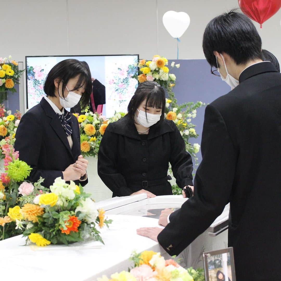 東京観光専門学校さんのインスタグラム写真 - (東京観光専門学校Instagram)「先日のAOプレスクールで行われた 葬祭ディレクター学科の模擬葬儀の様子をお届け🌼  司会進行や会場作り、 オンライン配信、配役もすべて学生が行いました。  ”模擬”だけど”現実”と思って。 今回は、現代に沿った形で オンライン献花も行われました。 チームワークの良さもポイントですね💫 #東京観光専門学校　#葬祭ディレクター学科　#葬祭ディレクター　#納棺師　#葬儀会社　#模擬葬儀　#葬儀専門学校　#AO入学まもなく締め切り　#究極のサービス業　#おくりびと」2月22日 16時53分 - tokan_1967