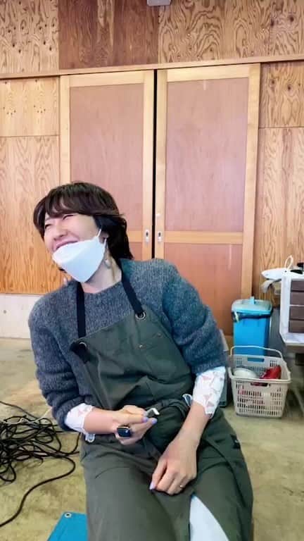 風間ゆみえのインスタグラム：「クロモジの蒸留体験を石川県白山市にあるハーブの里ミントレイノにおじゃましました‼︎   足浴最高‼︎  SALON_Yのメンバー！ 雪のなかに眠ったハーブたちが目覚める5月ころハーブ摘み、蒸留体験に行こう❣️」