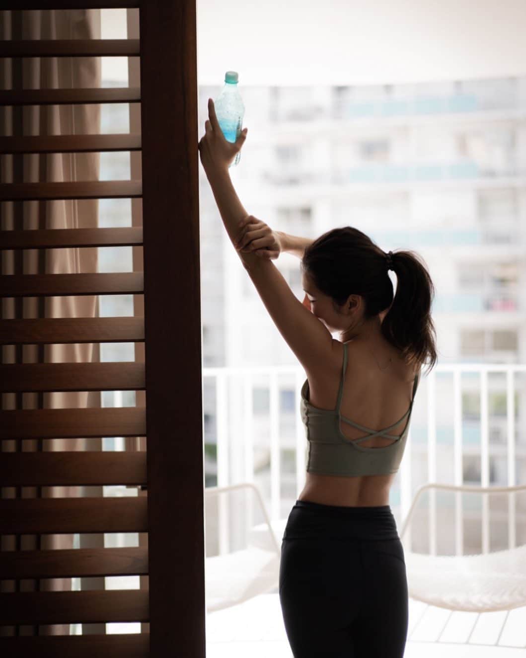 えりっこのインスタグラム：「Morning routine 🌞 声も体もトレーニングからスタート。 するとしないで１日全然ちがう👟🗣🤍 ⋆ ⋆ 声トレ🗣 Clubhouseでroom作ったから聞きにきてね🤍　26日の13:00〜13:30 に声ピラティスの先生　@bodymakesalon_lila  とコラボ配信するよ🤍 ⋆ ⋆ 朝トレ👟  土日、子供たちのミニバスの間に行っていたジムが今は閉まっちゃってるから自宅で色々細々と続けてます🐾 ⋆ ⋆ 前はヨガしてると止まってる時間、 『…踊りたいんですけど？？』 とか思うタイプでしたが、 だんだん止まる心地よさが分かってきました🌸 ⋆ ⋆ 日の出も早くなって来たからもう少し早起きしてやろうかなー☺️💓 ⋆ ⋆ このヨガウェアは　@sloli_jp 🤍 ラインが綺麗に見えてお気に入り。 ⋆ ⋆ #training #voicecoach #えりっこボイス」