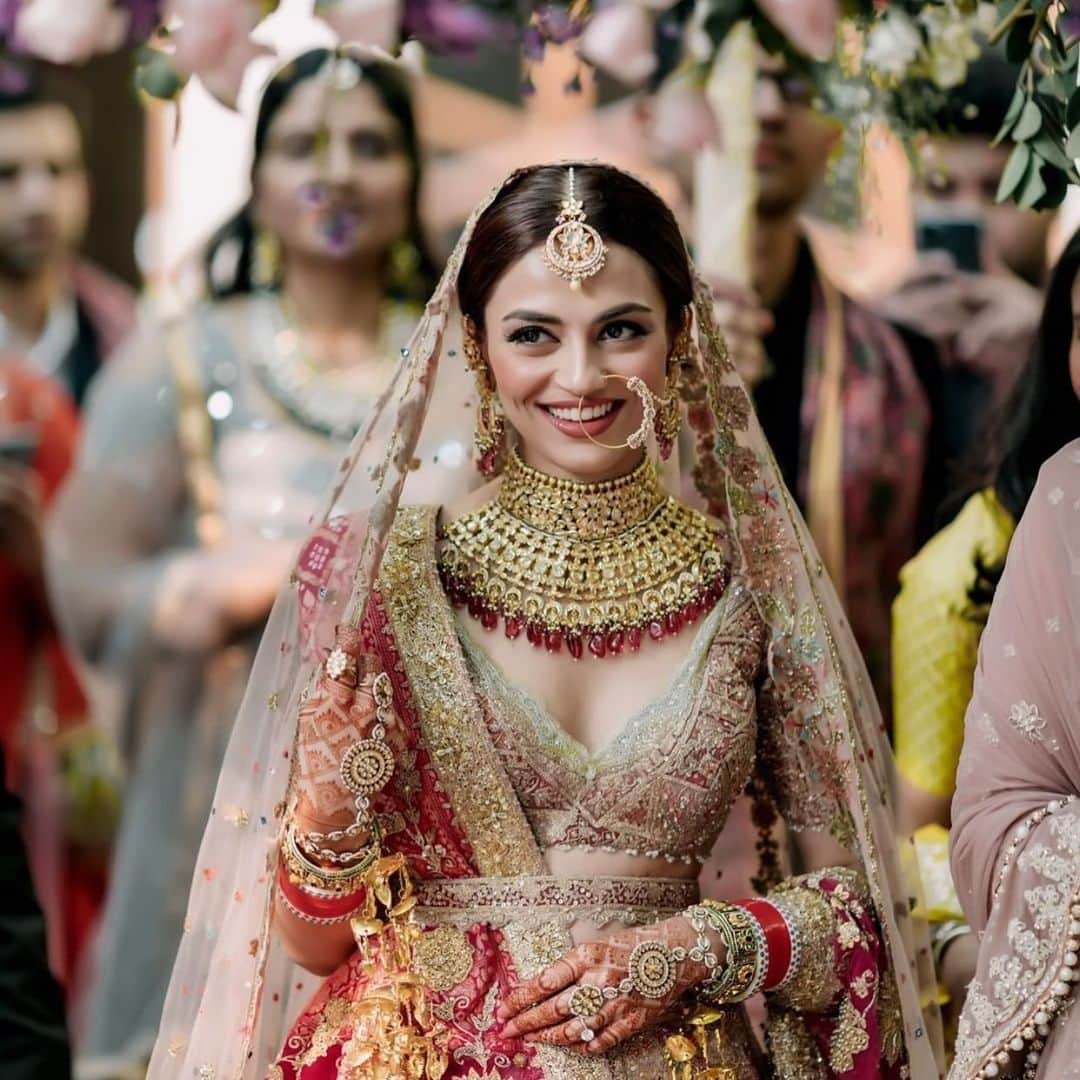 Indianstreetfashionのインスタグラム：「CANNOT STOP LOOKING 😍 #indianstreetfashion @indianstreetfashion #indianwedding #weddings #weddingsupplier #wedding #weddingsofinstagram #instawedding  #bridesofindia #bridesofinstagram #indianbridaloutfit #bridaloutfit #weddinglook  #bridestyle #weddingtrend #jewellery #weddinginspo #weddingplanner #weddingblogger #destinationwedding #weddingchoreography #couture #weddingjewellery #weddingshopping #weddingseason #indiandesigner 📷: @cupcakeproductions13  👰🏻: @mehakbakshi09」