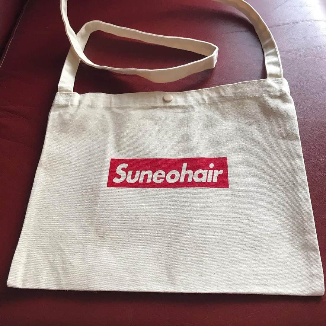 スネオヘアーさんのインスタグラム写真 - (スネオヘアーInstagram)「#スネオヘアー #たいらのおやまの小屋 #スネオサコッシュ 2/22（月）22時〜販売開始！ ぱっと見、スネオヘアーのグッズとな分からない、安心のデザイン（本人談） #suneohair #sacoche #newgoods https://www.suneohair.jp/shop #スネ大購買部」2月22日 16時58分 - suneohairofficial