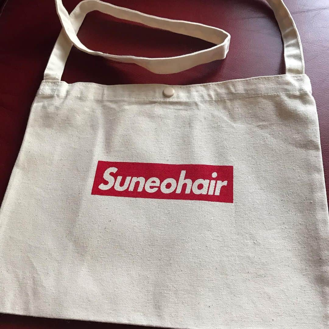 スネオヘアーさんのインスタグラム写真 - (スネオヘアーInstagram)「#スネオヘアー #たいらのおやまの小屋 #スネオサコッシュ 2/22（月）22時〜販売開始！ ぱっと見、スネオヘアーのグッズとな分からない、安心のデザイン（本人談） #suneohair #sacoche #newgoods https://www.suneohair.jp/shop #スネ大購買部」2月22日 16時58分 - suneohairofficial