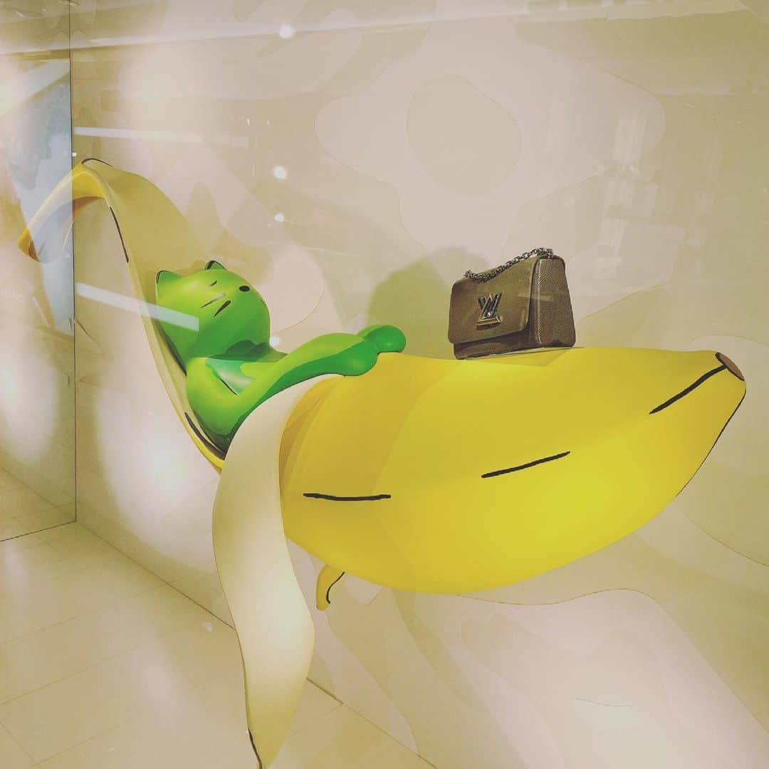 松浦有希さんのインスタグラム写真 - (松浦有希Instagram)「バナナのベッドで眠るなんて Dreamyで可愛いけど、 乗せてるバッグが 色も形もシックですてき。 今日にぴったりな ディスプレイに遭遇して 楽しい(=^ェ^=) #猫の日 #ルイヴィトン  #louisvuitton」2月22日 16時59分 - 12bambi12_yuki_matsuura