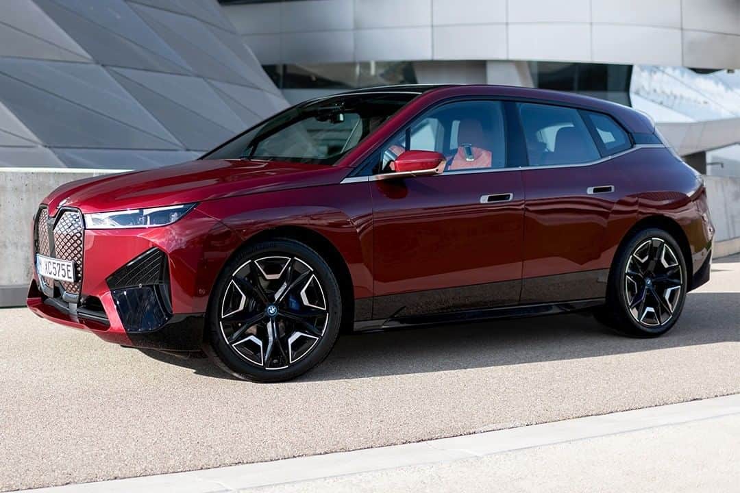 BMW Japanさんのインスタグラム写真 - (BMW JapanInstagram)「次世代のパイオニア。ニューBMW iX。  電気自動車の未来はどこまで広がったでしょうか。 長きにわたりeモビリティを開拓し続けたBMWのニューBMW iXは、革新的な技術とモダンでエモーショナルなデザインをどのように組み合わせることができるのかを追求しています。  格段に長い航続距離や感動に値するほどの加速性能。 美と知と力を備えたモノリシック・デザイン。 最先端のテクノロジーと上質でプレミアムな雰囲気をひとつにする空間。  それは、ヴィジョンから生まれ、eモビリティによって具現化された一台。  今後もこうしたニューBMW iXの魅力をお届けいたします。  ニューBMW iXの魅力を凝縮した特別なメールマガジン。 @bmwjapan アカウントのトップからURLをタップ。公式Webサイトより、詳細をご覧いただけます。  #変わらない理由なんかない #THEiX #電気自動車 #サステイナブル #BMW #BMWJapan #駆けぬける歓び」2月22日 17時00分 - bmwjapan