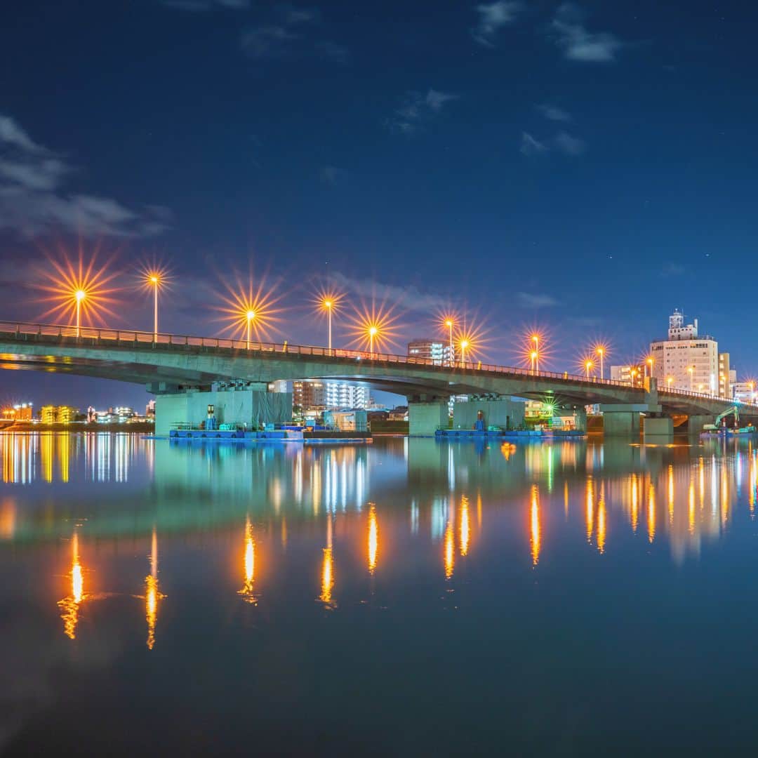 九州電力さんのインスタグラム写真 - (九州電力Instagram)「水面に映る光の世界🌟⁣ .⁣ 宮崎県を代表する河川の一つである大淀川☝️✨⁣ そこに架かる橘橋が魅せる鮮やかな風景をお楽しみください🌉⁣ .⁣ 📍橘橋（宮崎県宮崎市）⁣ .⁣ ※写真は過去に撮影されたものです。⁣ 気兼ねなくお出かけできる日が来るまで、お届けする九州の風景が、皆さまの元気や癒しになれば幸いです🍀⁣ 九電グループでは、「あしたプロジェクト～あしたを、しんじて、たすけあおう～」を展開しています。詳しくは、HPをご覧ください✨⁣ .⁣ ⁣#九電 #kyuden #九州の灯り #九州ぐらむ #広がり同盟 #九州旅行 #九州 #九州愛 #kyushu #みやざき #miyazaki_colors #宮崎市 #宮崎の風景 #大淀川 #橘橋 #橋好き #橋のある風景 #川面 #映り込み #リフレクション #リフレクションのある景色 #リフレクションのある風景 #夜景じゃnight #夜景ら部 #夜景綺麗 #夜景スポット #日本の絶景 #日本の景色 #景色最高 #あしたプロジェクト」2月22日 17時00分 - kyuden_official