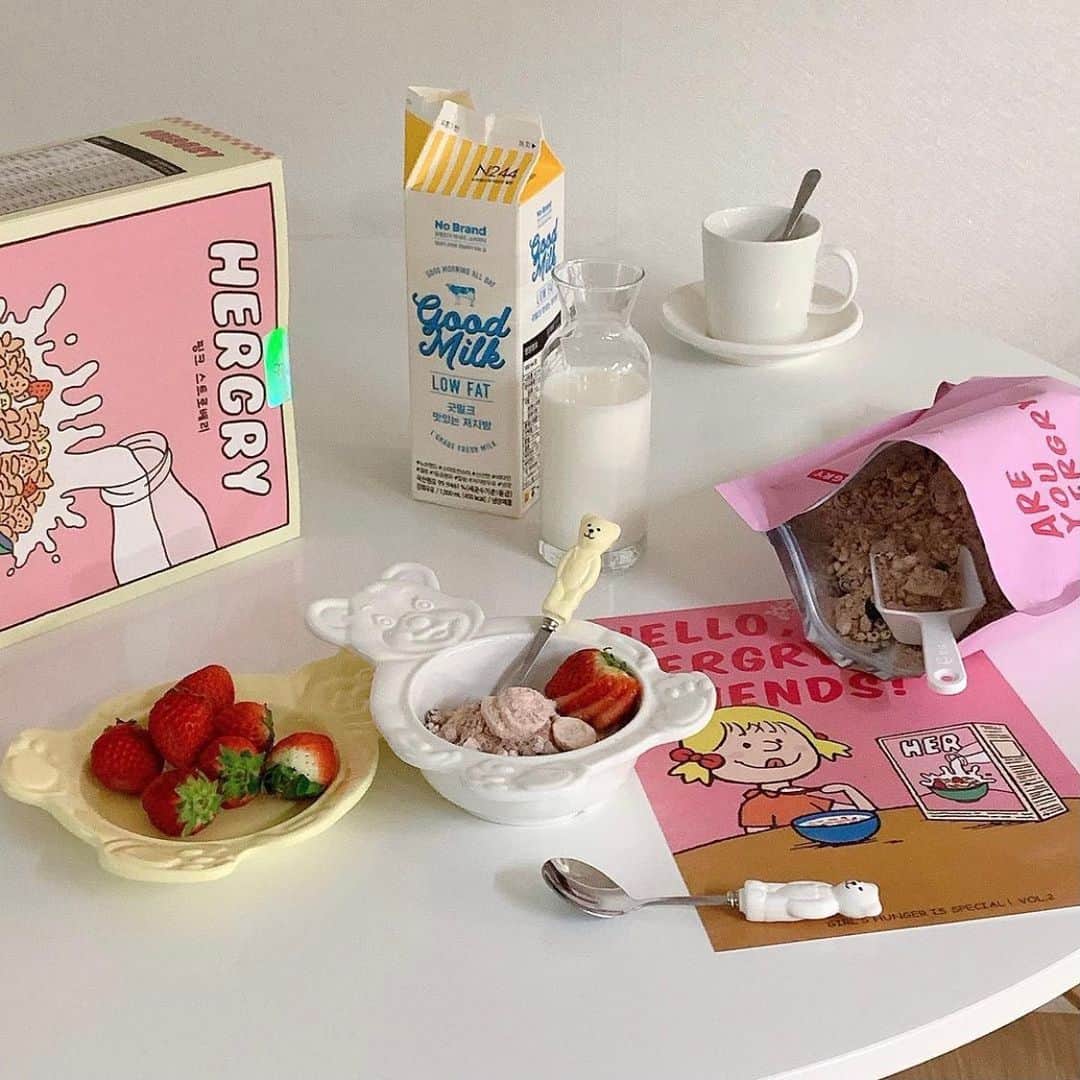 のインスタグラム：「かわいすぎ！パケが優勝な韓国の食べ物🌷ˎˊ˗  あんにょんー！ ハルハル編集部のayuです🥑  今日はパッケージが可愛すぎる 韓国の食べ物を紹介します𓅯 ⠜  韓国女子のインスタやvlogで ちょこちょこ登場する カラフルな食べ物たち🥣  ちょっと調べてみるとシリアルやキムチ、 プロテインまでも韓国ブランドは 可愛いから本当にすごい…！  今回取り上げた食べ物は▽  ◽︎シリアルやプロテイン( @hergry.official ) ◽︎キムチ ( @realkimchi ) ◽︎シリアル ( @marketfriday_official ) ◽︎マシュマロ ( @yamlab_official )  こんなに可愛い食べ物でダイエットサポート できるならテンション上がりますよね🏋  テーブル上の配置などもとっても参考になる のでチェックしてみてください♡  ┈┈┈┈┈┈┈┈┈┈┈┈┈┈┈┈┈┈┈  今回の可愛いお写真は、﻿ 以下の方からお借りしています♡﻿ ‌﻿ Thanks for… ‌﻿  @kimjubu_home 님 @b1122.kg 님 @fromdaisy_ 님 @blla__j 님 @comde.jini 님 @macaronjh 님  ┈┈┈┈┈┈┈┈┈┈┈┈┈┈┈┈┈┈┈  #ハルスタ や #ハルハル をタグ付けしていただくと、 ハルハルの記事やInstagramに投稿させていただくために ハルハルからご連絡させていただく場合がございます  #하루스타 #하루하루 를 태그하시면 하루하루의 기사와 인스타그램에서 사용할 경우가 있습니다. 사용하기 전에 하루하루로부터 연락을 드리겠습니다.  ┈┈┈┈┈┈┈┈┈┈┈┈┈┈┈┈┈┈┈  #韓国#韓国好きな人と繋がりたい#韓国情報#おうちカフェ#おうちご飯#おうちごはん#ホームカフェ#食器#食器好き#韓国雑貨#韓国通販#韓国ブランド#置き画倶楽部#お皿#暮らしの記録#暮らしを整える#丁寧な暮らし#日々の暮らし#onthetable#おうち時間#おうちごはんlover#今日のご飯#홈카페놀이#シリアル#朝ご飯#プロテイン」