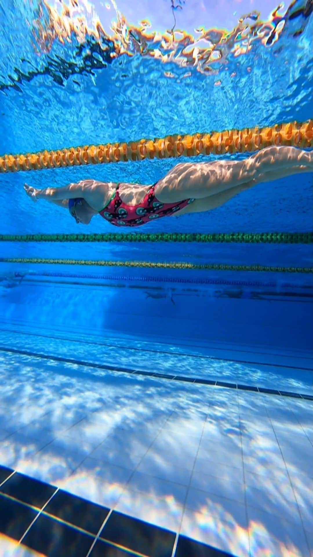 エミリー・シーボームのインスタグラム：「Afternoon sunshine  @arenawaterinstinct @arenaaustralia @iswimleague @energystandard   #underwater #slomo #training #freestyle #goldcoast #athlete #swimming」