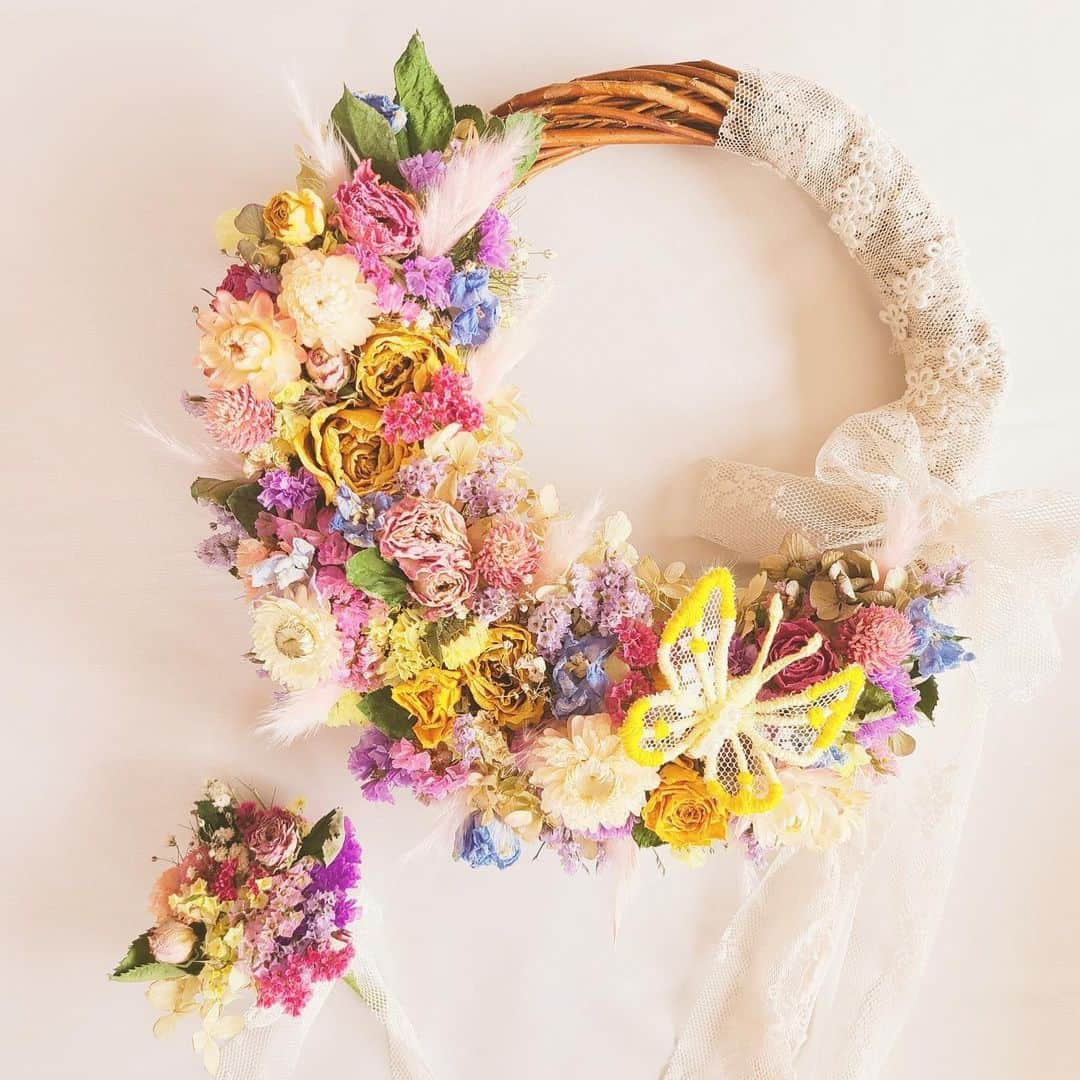 creema_weddingさんのインスタグラム写真 - (creema_weddingInstagram)「スターチス、カイガラソウ、バラ、デルフィニウム、紫陽花などたくさんの花が彩る、色鮮やかで華やかなドライフラワーのリースブーケとブートニア。 蝶の手作りモチーフも、作品に温かみを与えています。式の後には、お部屋に飾って楽しめます。 . [ ドライフラワーリースブーケとブートニア～未来を花束にして | fumi ] https://www.creema.jp/item/11226463/detail . Creemaで見つけたあなただけのお気に入りを #my_creema のハッシュタグでぜひ投稿してください。ウェディング以外のCreema作品は @creemajp にてご覧いただけます。 . #creemaウェディング #creemawedding #ウェディング #ウエディング #オリジナルウェディング #ナチュラルウェディング #プレ花嫁 #花嫁 #結婚式準備 #花嫁準備 #プレゼント #オーダーメイド #結婚祝い #ハンドメイド #手作り #クリーマ #ウェディングアイテム #handmade #handcraft #wedding #weddinginspiration #instawedding #creema」2月22日 17時14分 - creema_wedding