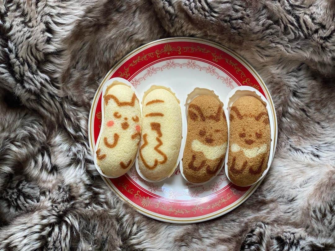 黒澤まさ美のインスタグラム：「. #東京ばな奈 の#ピカチュウ と#イーブイ バージョン🍌 ピカチュウのしっぽがハートになっているのは珍しいそうです。。❣️ . #東京ばな奈ピカチュウ #東京ばな奈イーブイ  . #tokyobanana  #pokemon  #pikachu  #eevee  #sweets #ポケモン #ポケモン東京ばな奈  #東京土産」