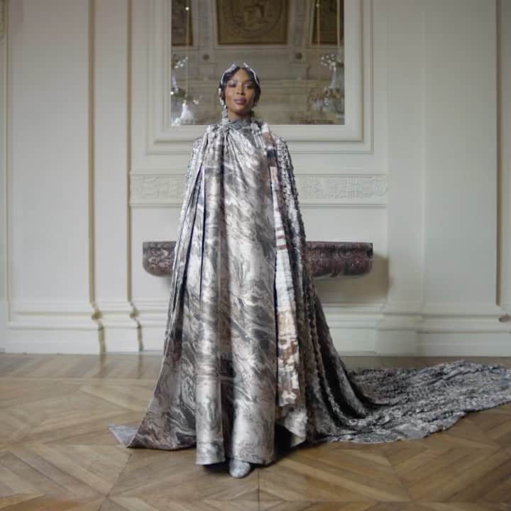 Fendiのインスタグラム：「The subtly iridescent marble-effect prints, woven jacquards and hand-beaded tailoring are key components of @MrKimJones’ visual language in the #FendiCouture Spring Summer 2021 collection.   Artistic Director of Couture and Womenswear Collections: @MrKimJones Artistic Director of Accessories and Menswear Collections: @SilviaVenturiniFendi Jewellery Creative Director: @delfinadelettrez  Creative Director: @Ronnie.Cooke.Newhouse Video: @mwepper  Model: @naomi」
