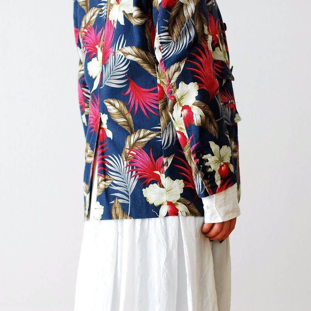 のインスタグラム：「[ unisex ］ Engineered Garments / エンジニアードガーメンツ "Andover Jacket -Hawaiian Floral Java Cloth-" ￥61,600- _ 〈online store / @digital_mountain〉 https://www.digital-mountain.net/shopdetail/000000009056/ _ 【オンラインストア#DigitalMountain へのご注文】 *24時間受付  * 1万円以上ご購入で送料無料 tel：084-973-8204 _ We can send your order overseas. Accepted payment method is by PayPal or credit card only. (AMEX is not accepted)  Ordering procedure details can be found here. >>http://www.digital-mountain.net/html/page56.html  _ #EngineeredGarments #エンジニアードガーメンツ #nepenthes #ネペンテス _ 本店：#WonderMountain  blog>> http://wm.digital-mountain.info _ 〒720-0044  広島県福山市笠岡町4-18  JR 「#福山駅」より徒歩10分 #ワンダーマウンテン #japan #hiroshima #福山 #福山市 #尾道 #倉敷 #鞆の浦 近く _ 系列店：@hacbywondermountain」