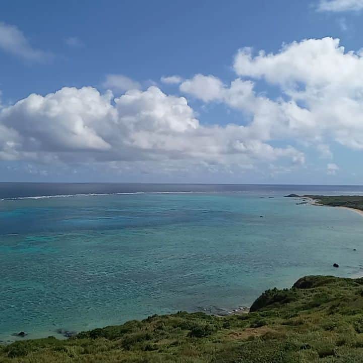 石垣シーサイドホテルのインスタグラム：「お久し振りな平久保崎灯台🌊  石垣島最北端の絶景ポイント。 ガイドブックにも必ず載っているので定番ポイントのはずですが、今までたくさんのお客様とお話して気付きましたが意外に知らない方多いんです😫 ノープランでお越しの方(意外に多いです😊)、スタッフに色々聞いてくださいね❗  市街地からもシーサイドホテルからもちょっと遠いですが、晴れた日は絶対に行って欲しい所です☀️  また、もし行かれる際は途中道が狭い所があるのでご注意ください🚙  #沖縄 　#八重山 　#石垣島　#平久保崎灯台 　#石垣シーサイドホテル」